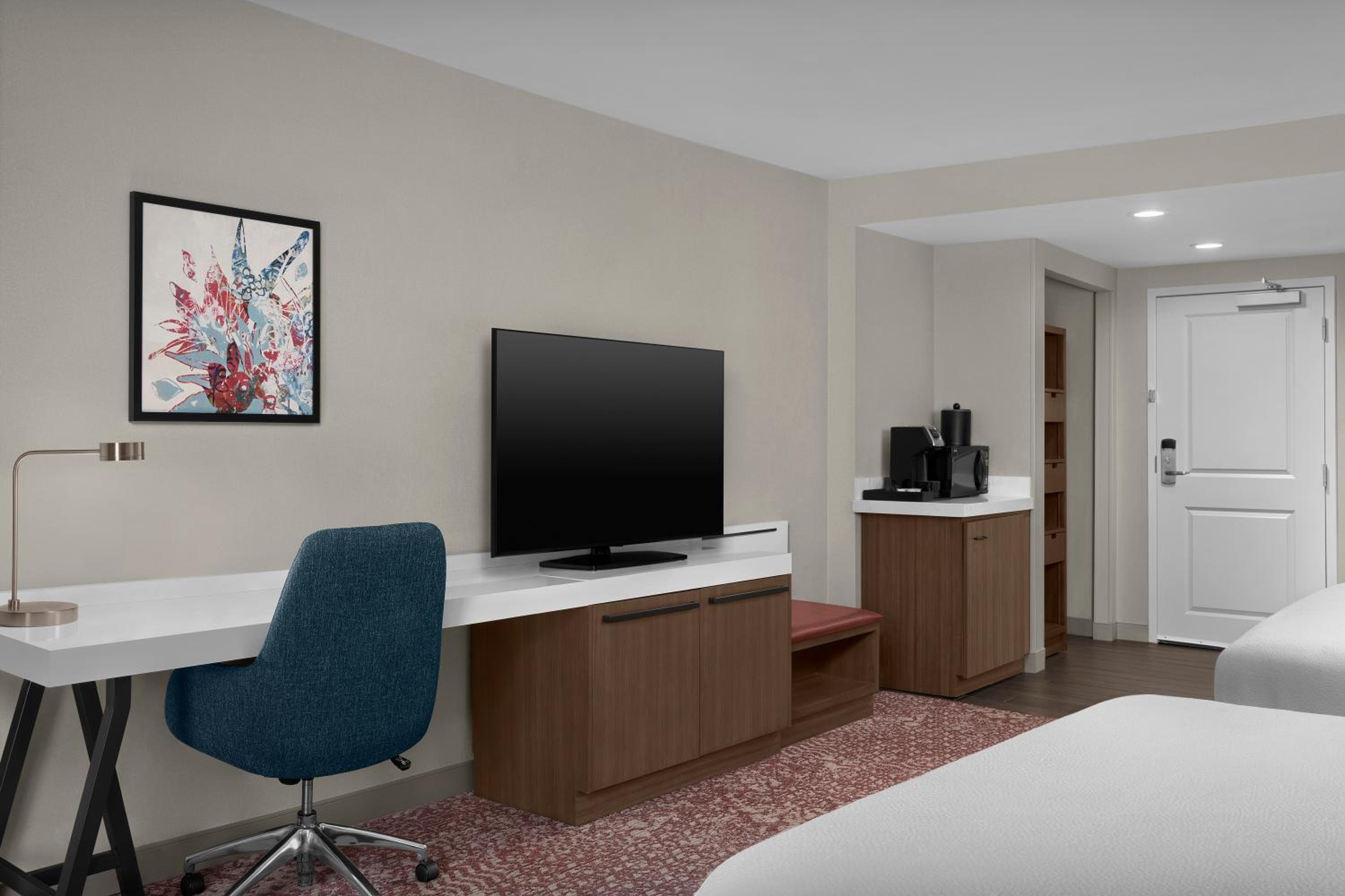 Queen Room with Two Queen Beds - Photo 4