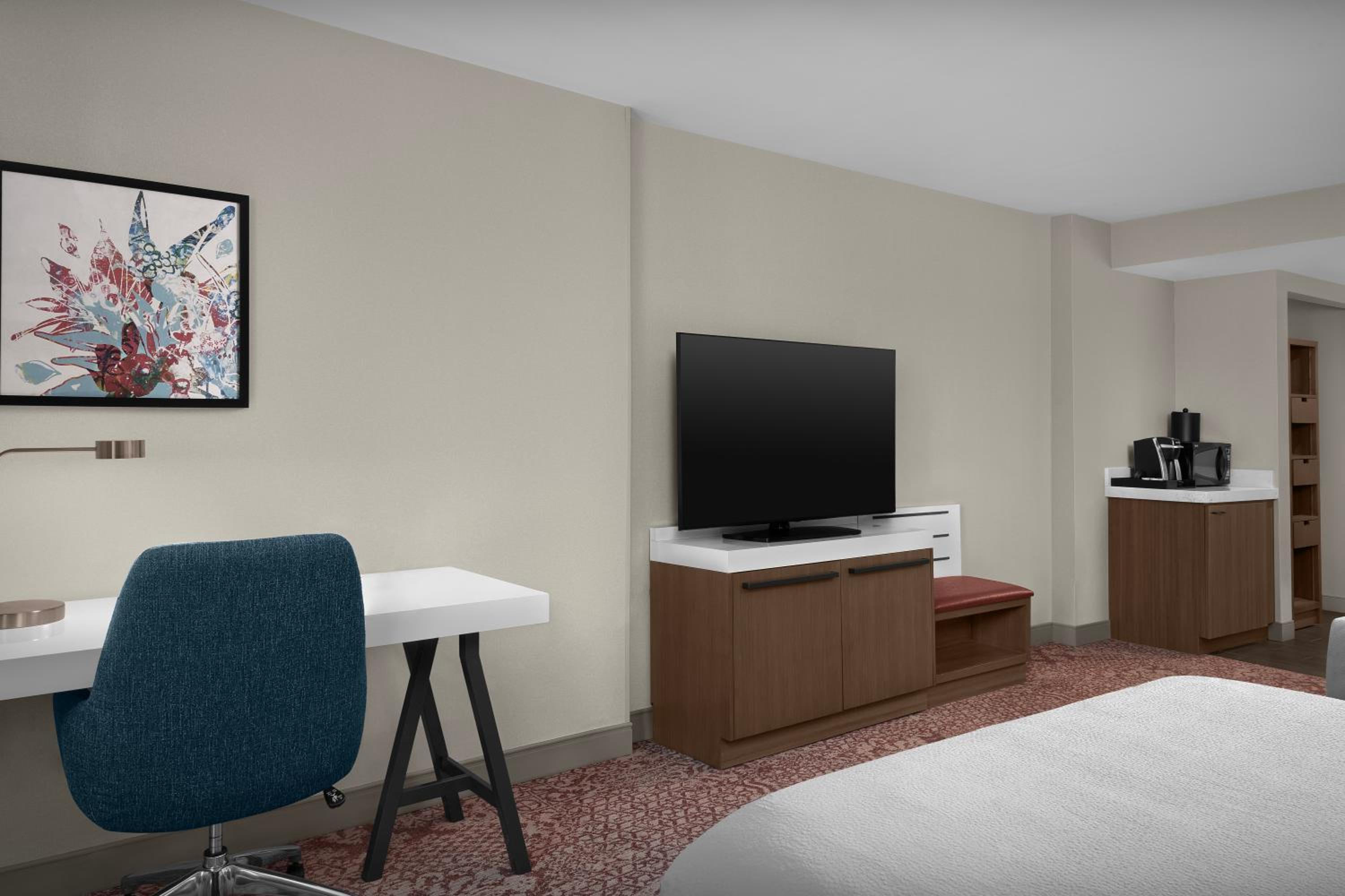 Queen Room with Two Queen Beds - Photo 2
