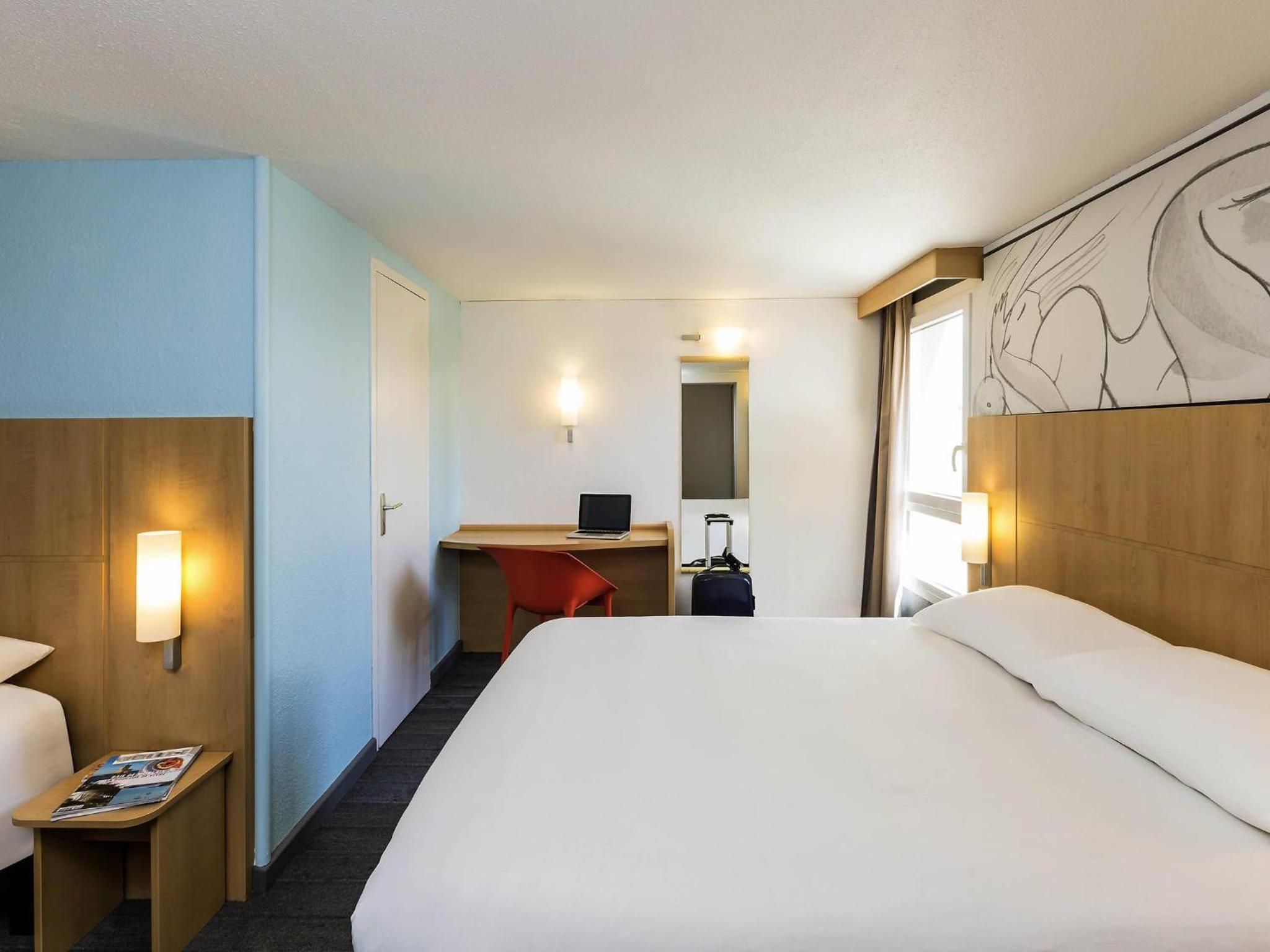 Standard Room with One Double Bed and One Single Bed - Photo 1
