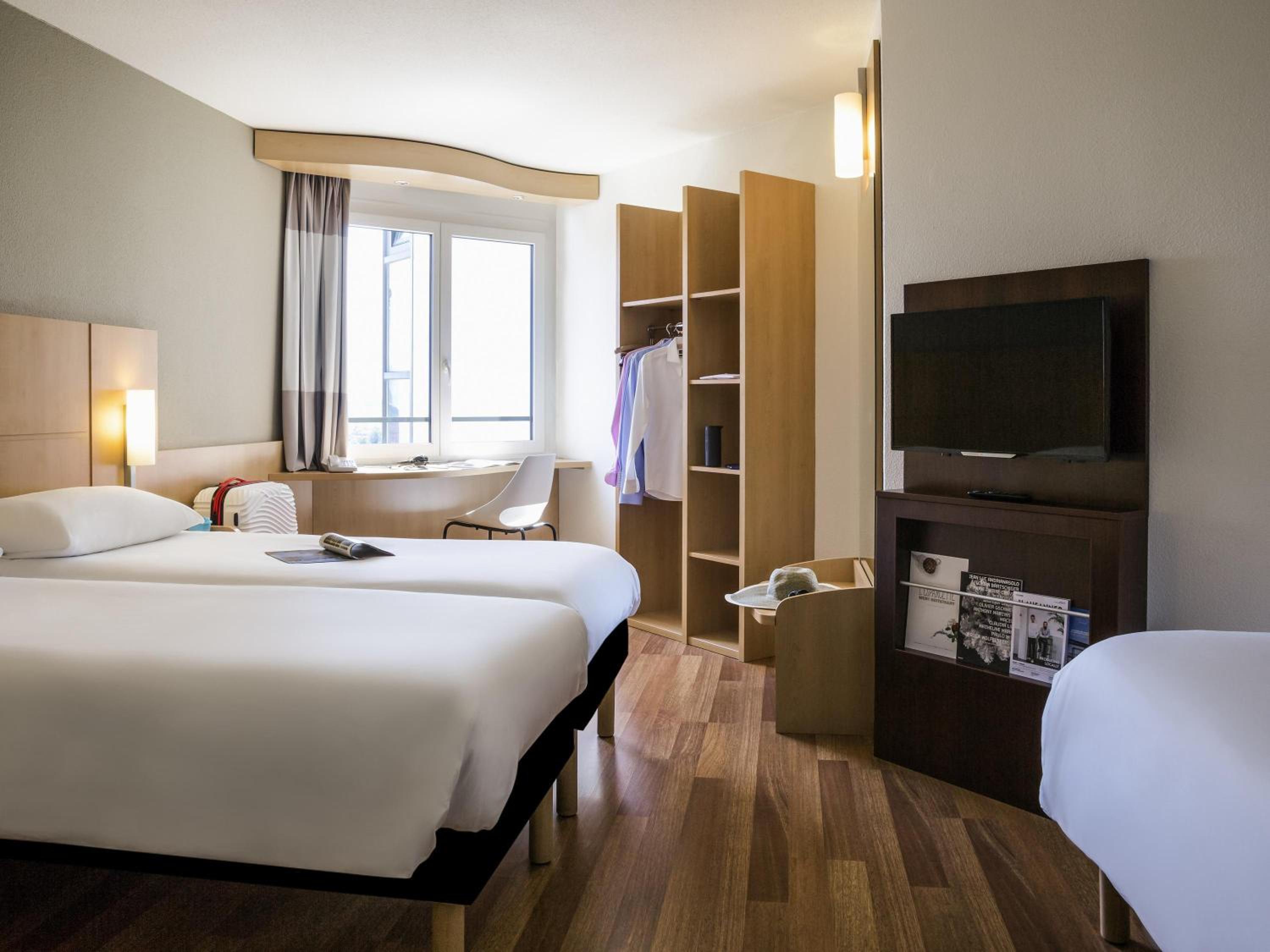 Standard Triple Room with There Single Beds - Photo 6