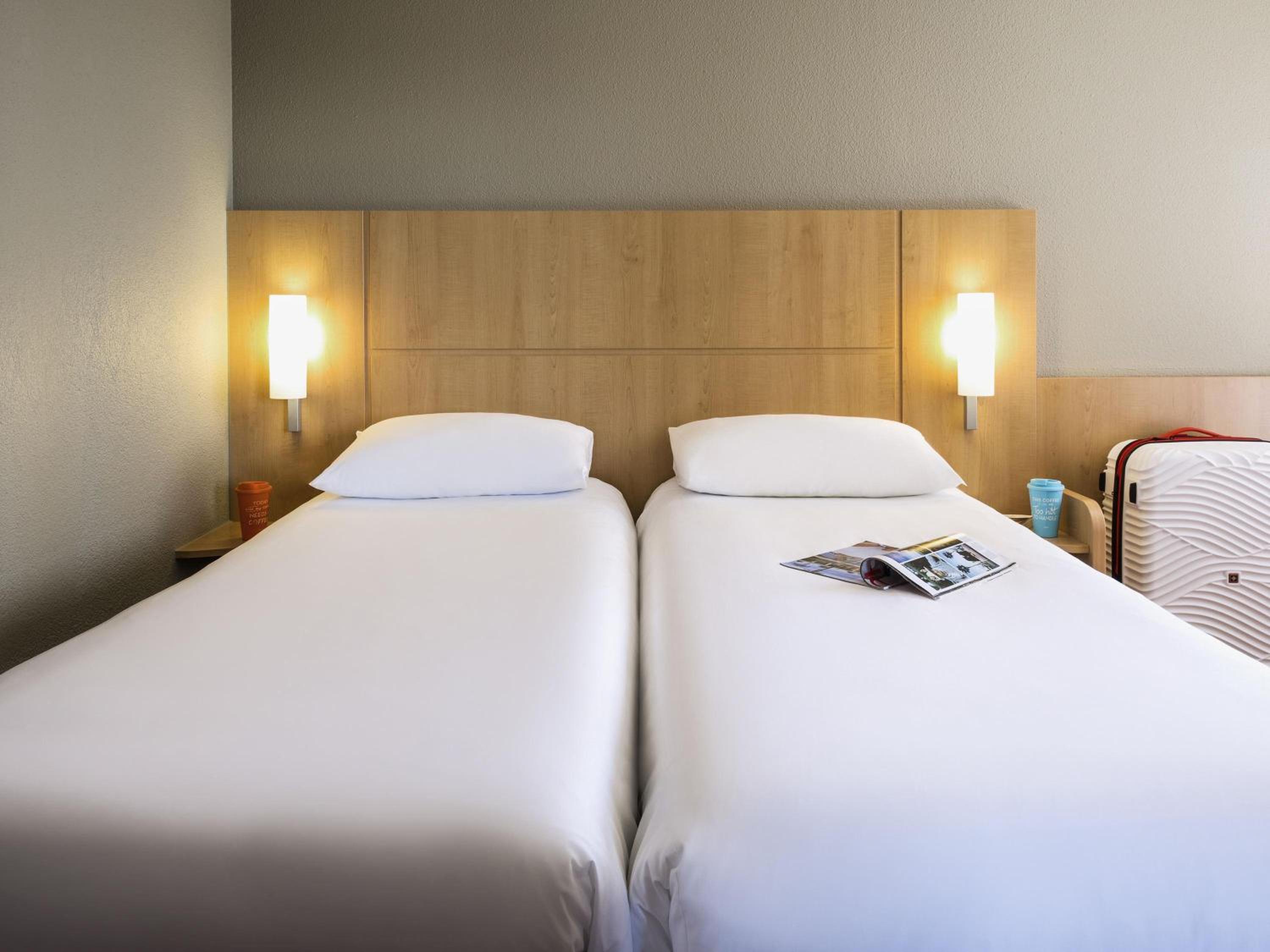 Standard Triple Room with There Single Beds - Photo 1