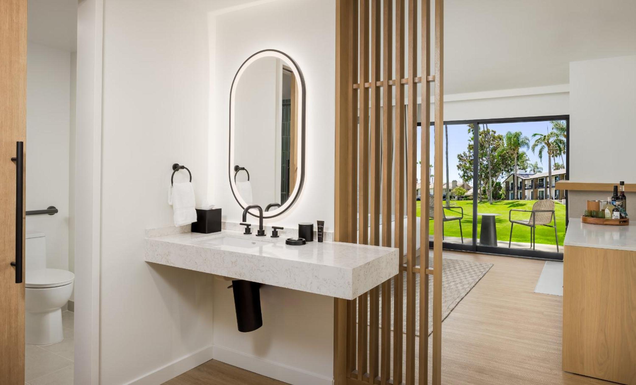 Golf View King Fireplace ADA Tub photo 2