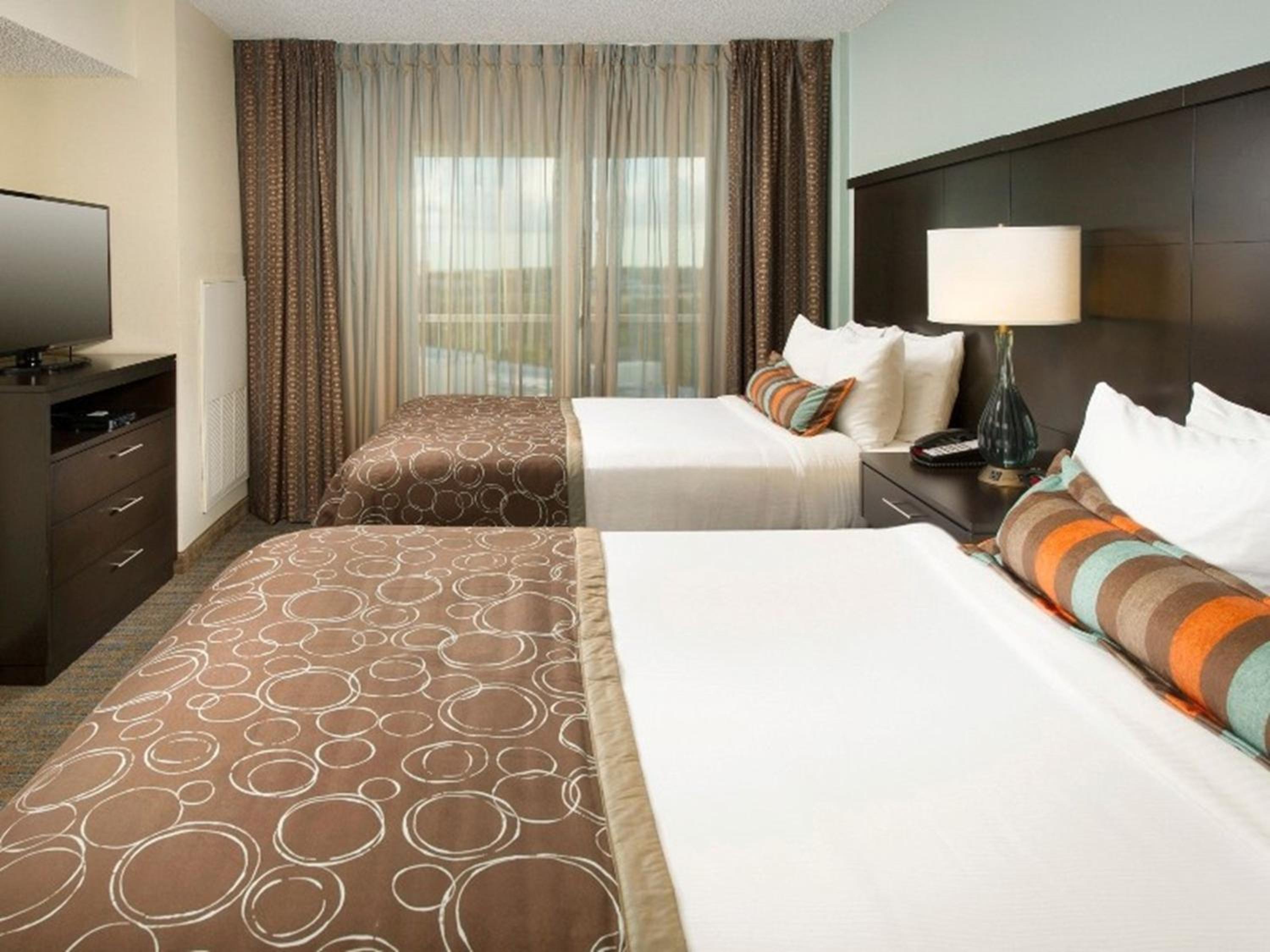 Two-Bedroom Suite with One Queen Bed and Two Queen Beds photo 2