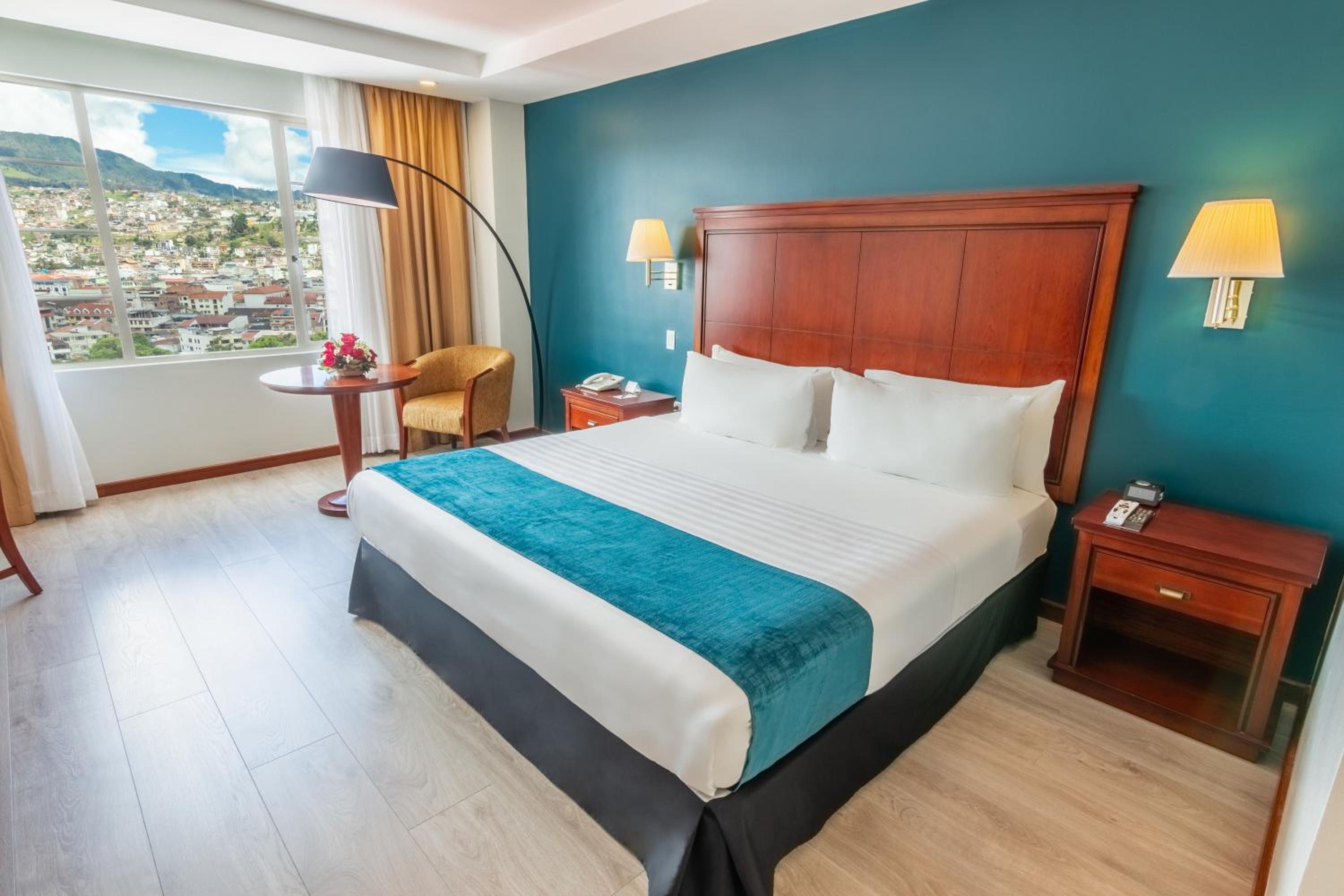 Standard King, 1 King Bed - Non-Smoking photo 1