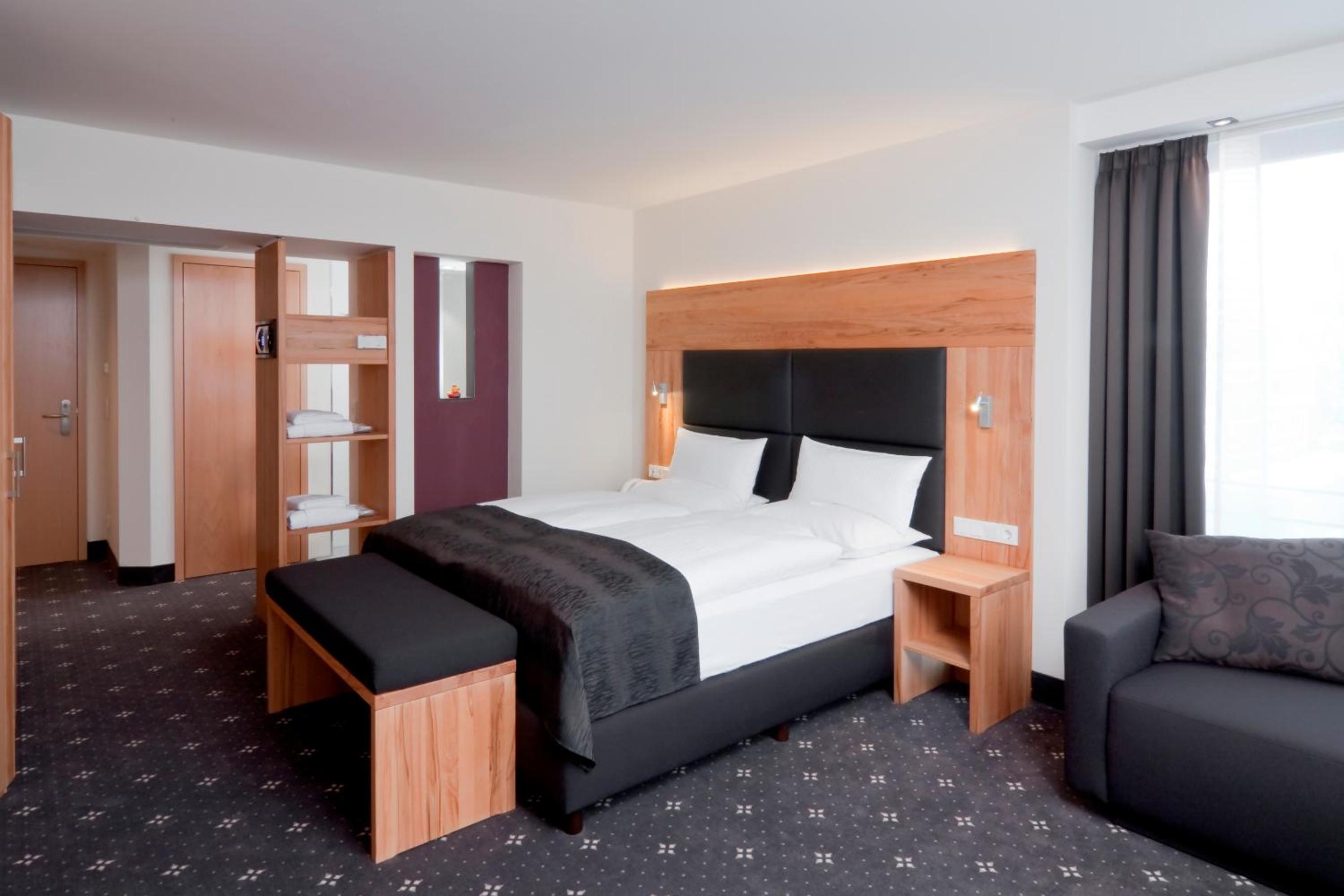 Deluxe Double Room with Balcony photo 3
