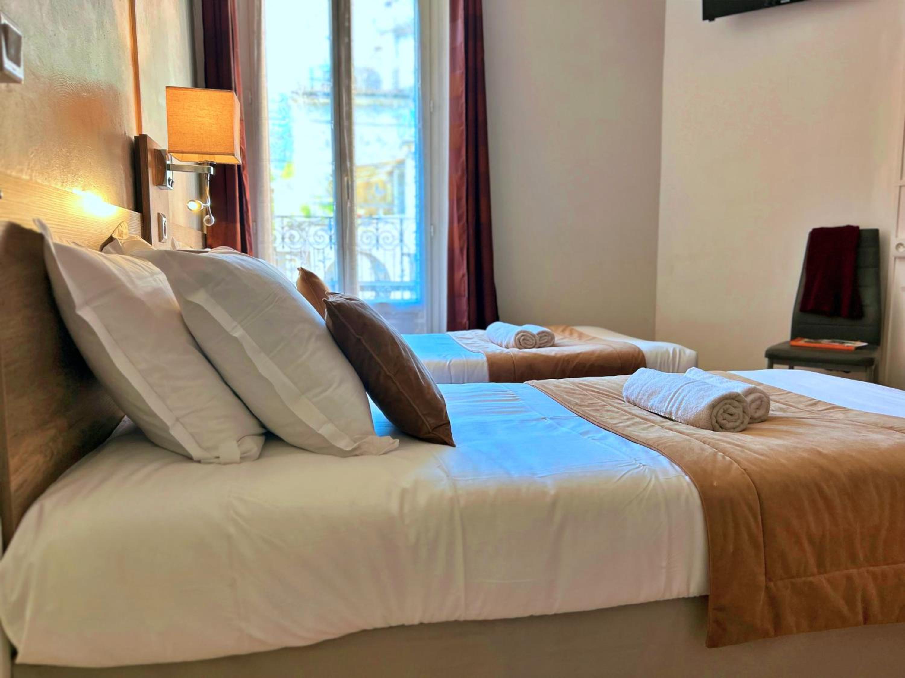 Quadruple Room with Balcony - Photo 2