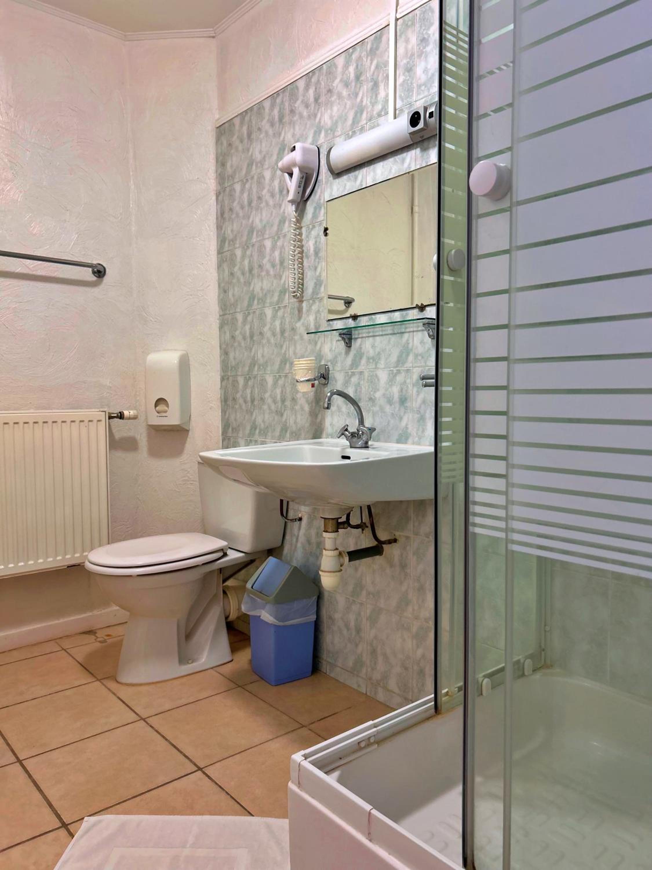 Quadruple Room with Balcony - Photo 4