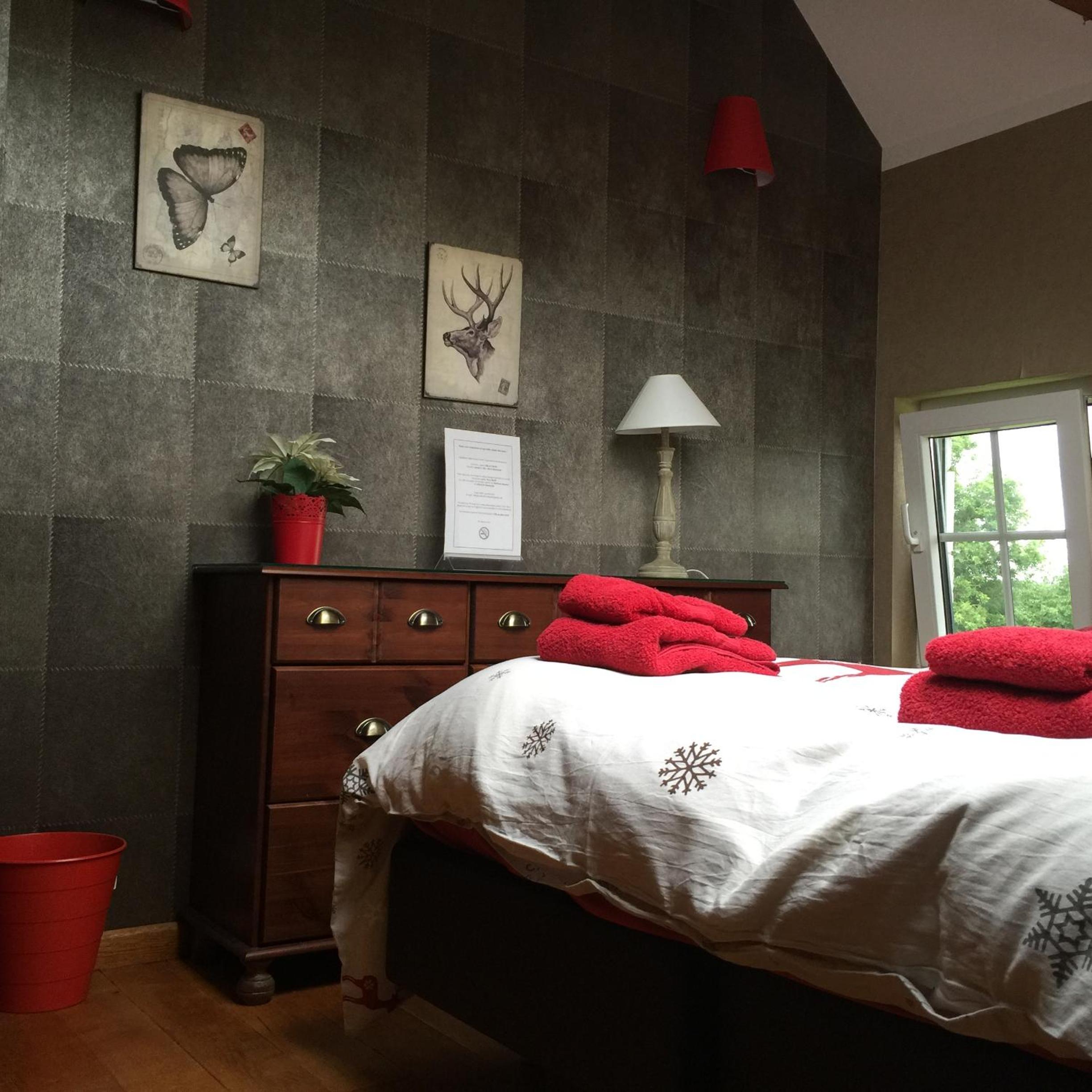 Small Double Room with Shared Bathroom photo 3