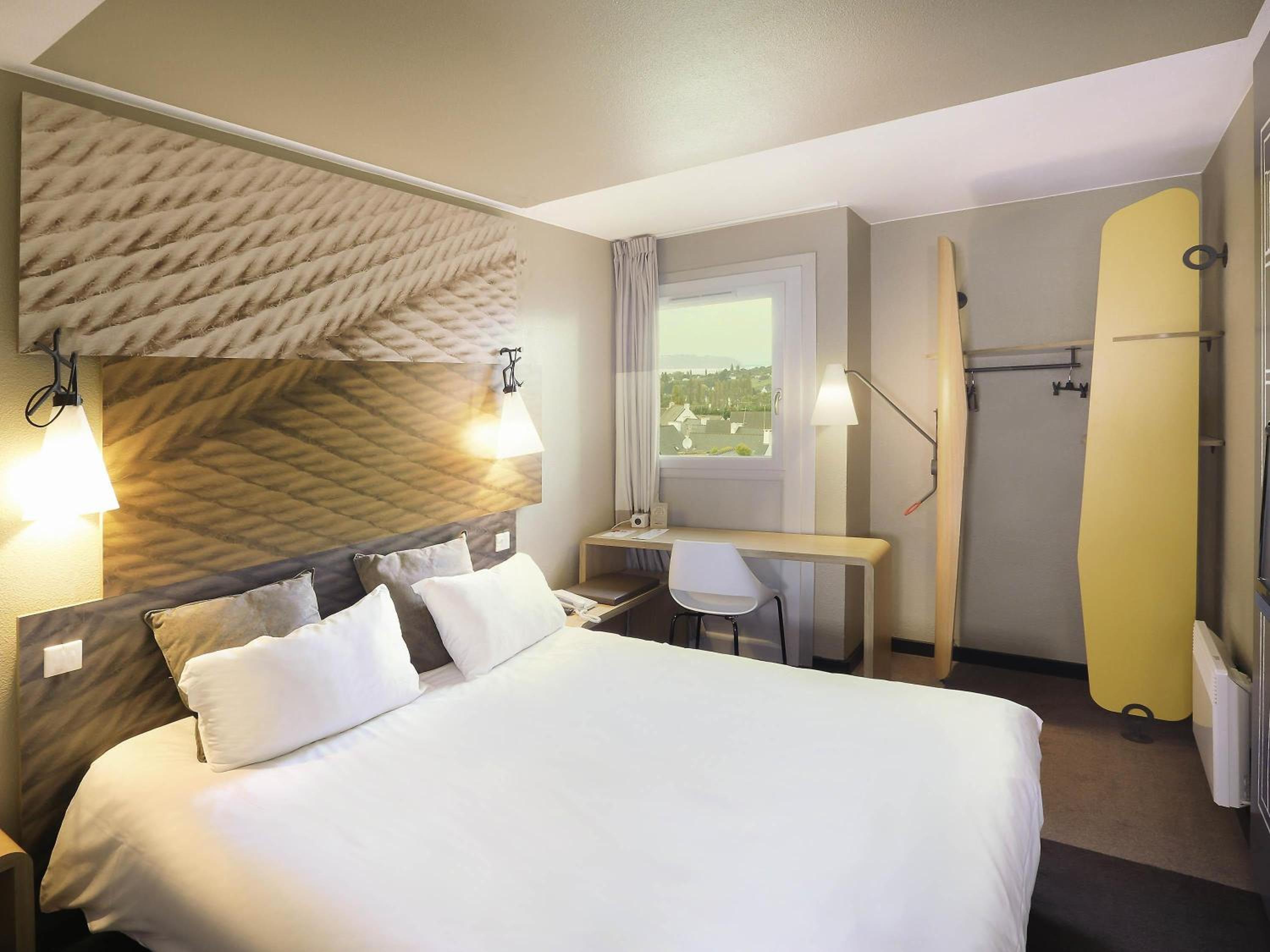 Standard Room with Double Bed and Twin Beds - Photo 2