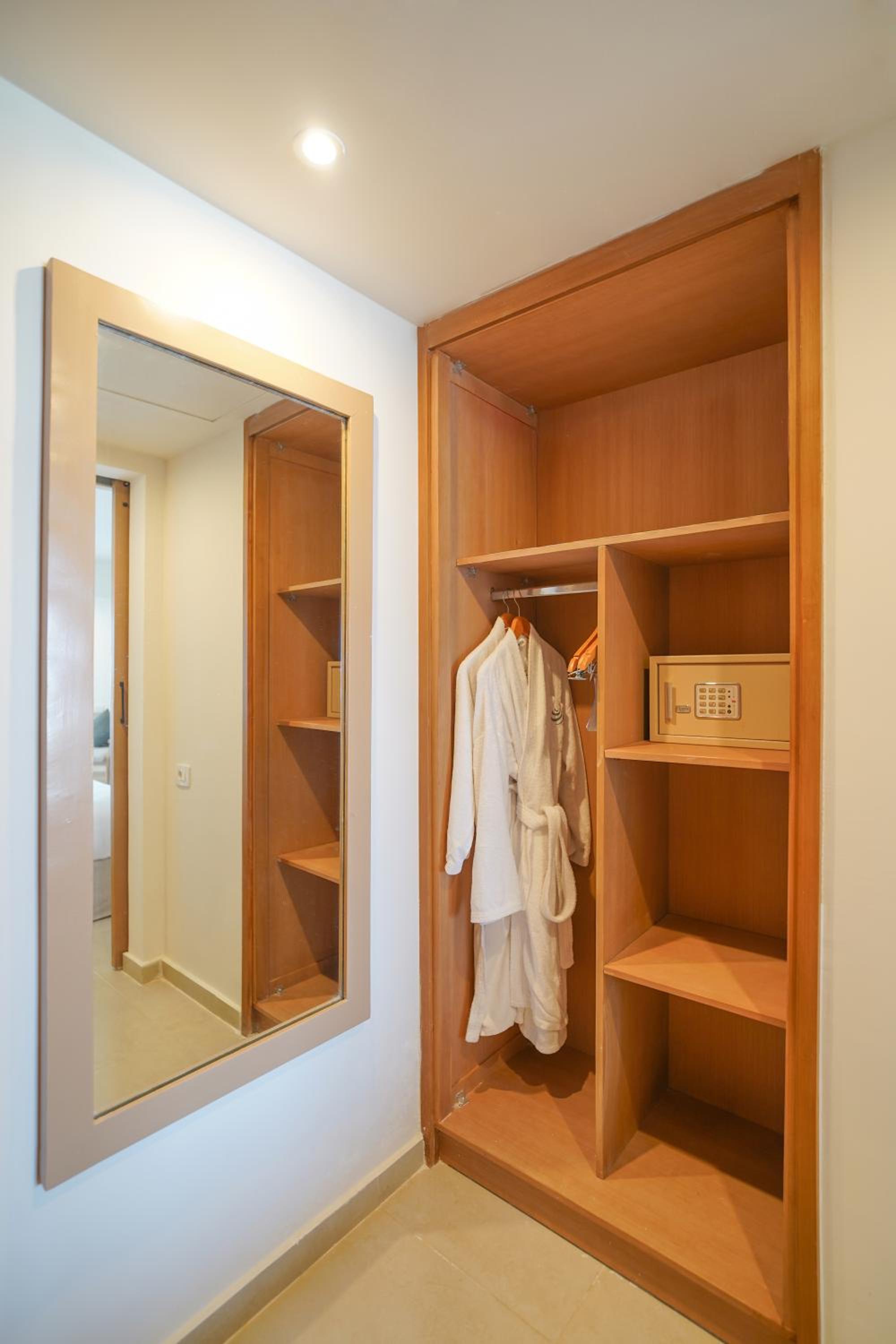 Premium Sea View Room - Photo 3