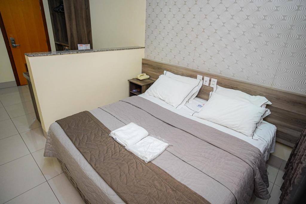 Queen Room photo 2