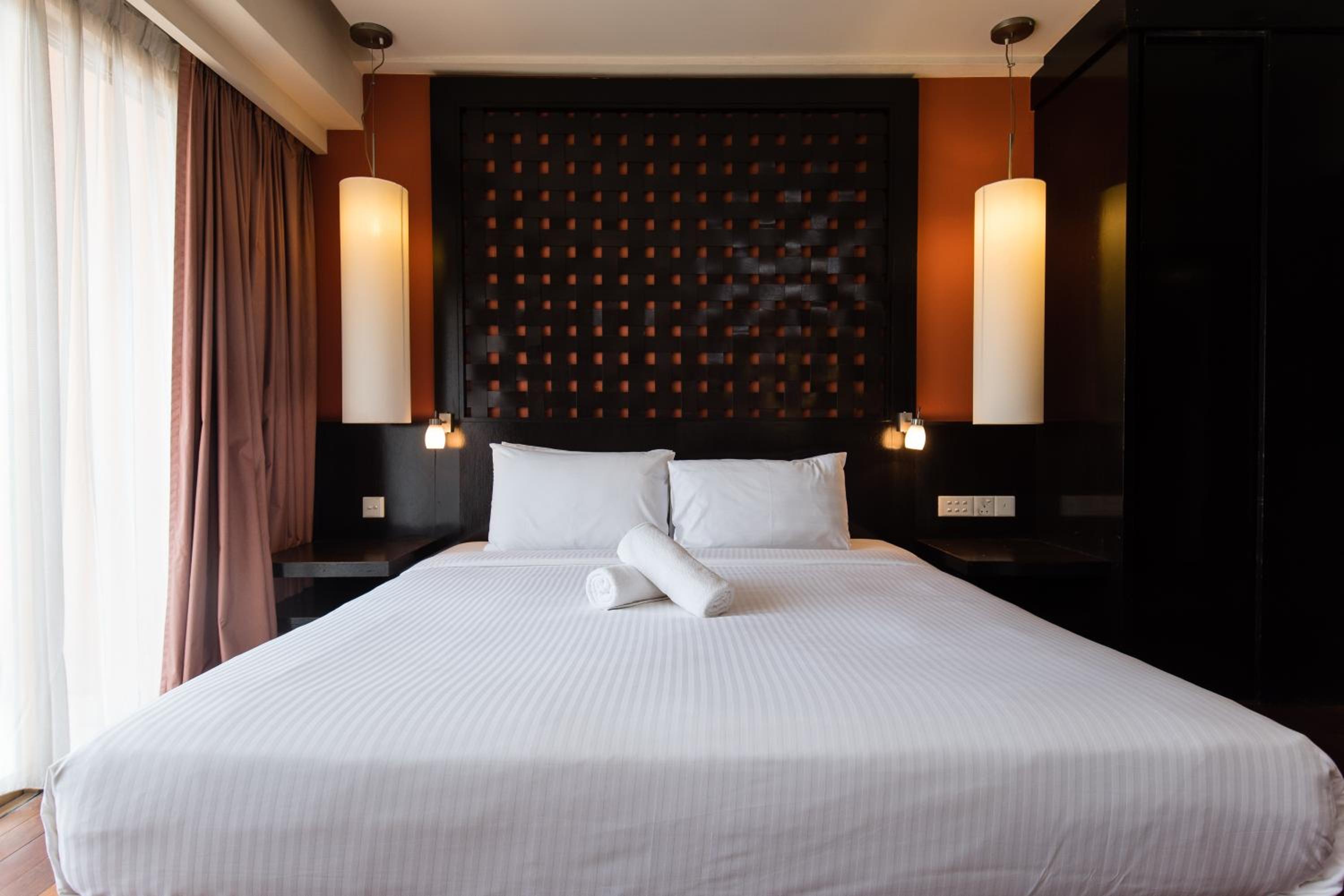 Executive Suite - Photo 2