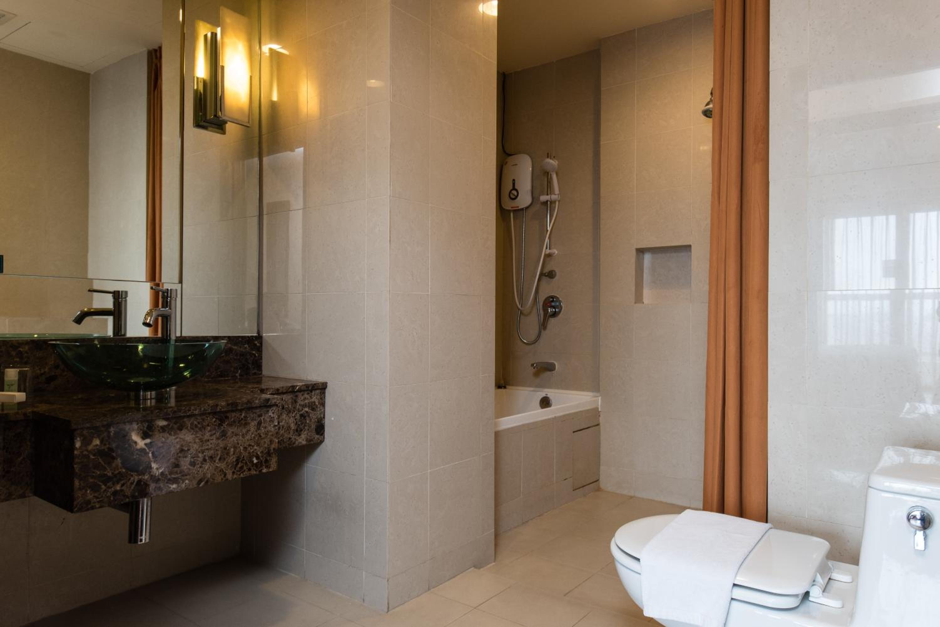 Executive Suite - Photo 14