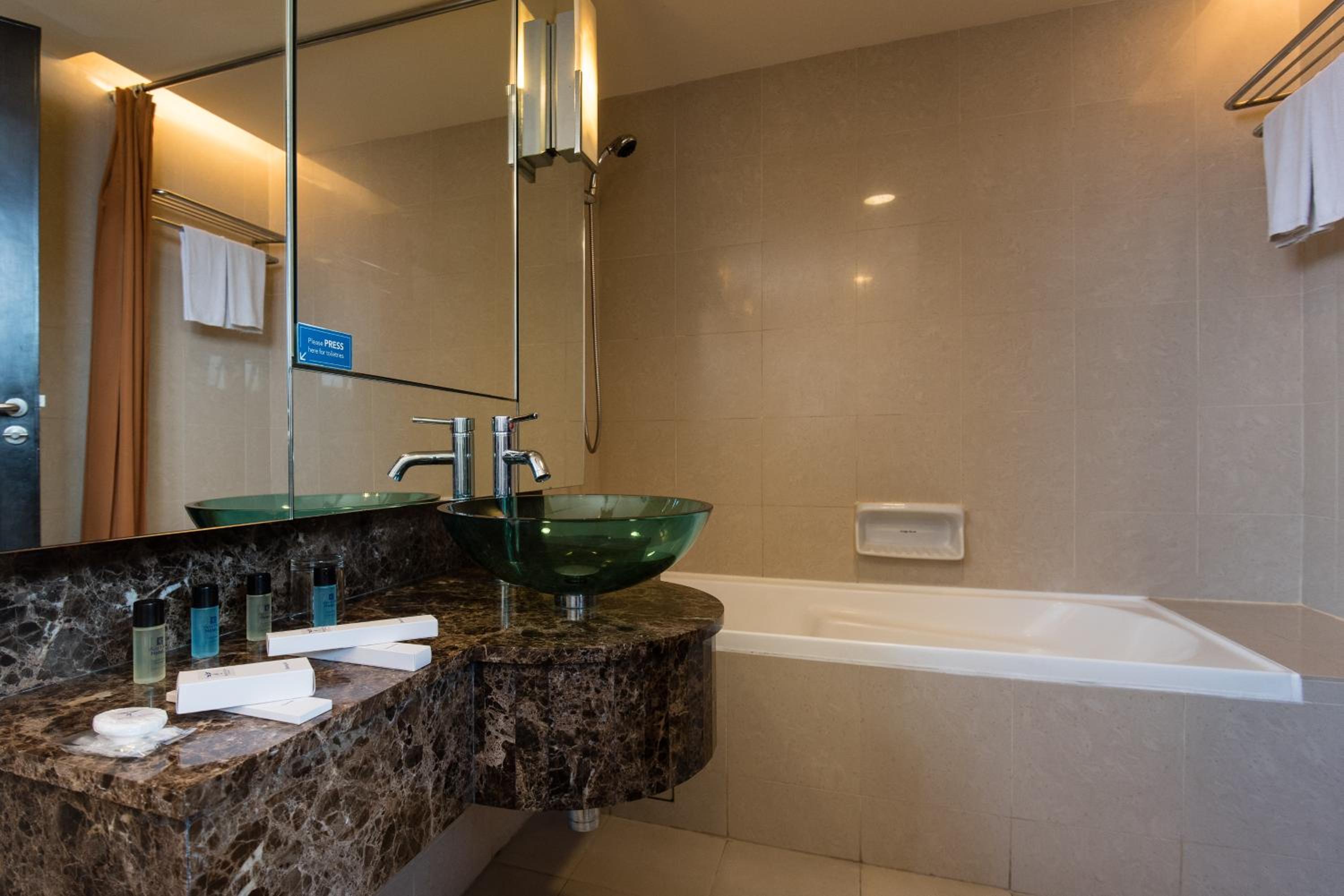 Executive Suite - Photo 16