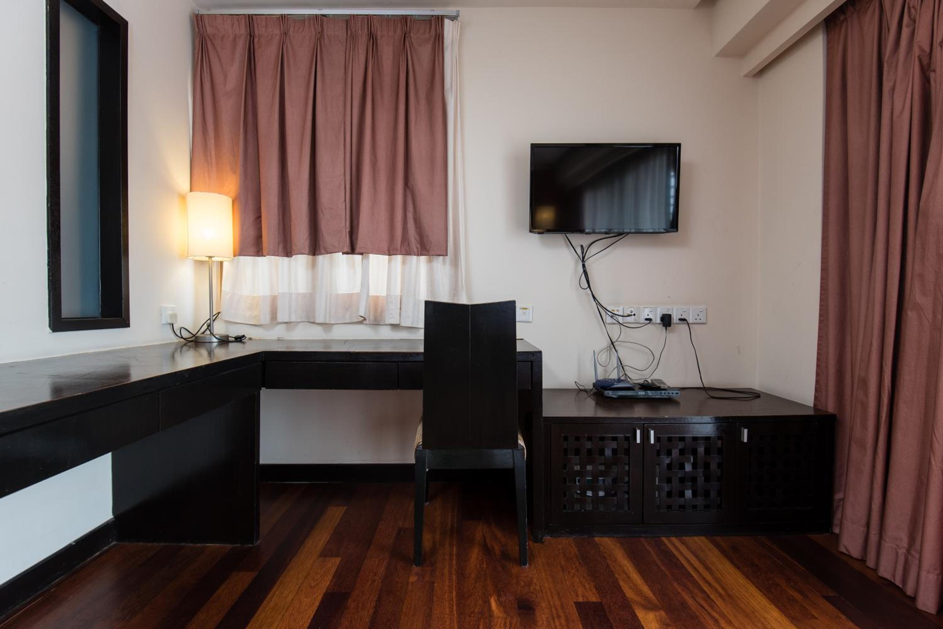 Executive Suite - Photo 5