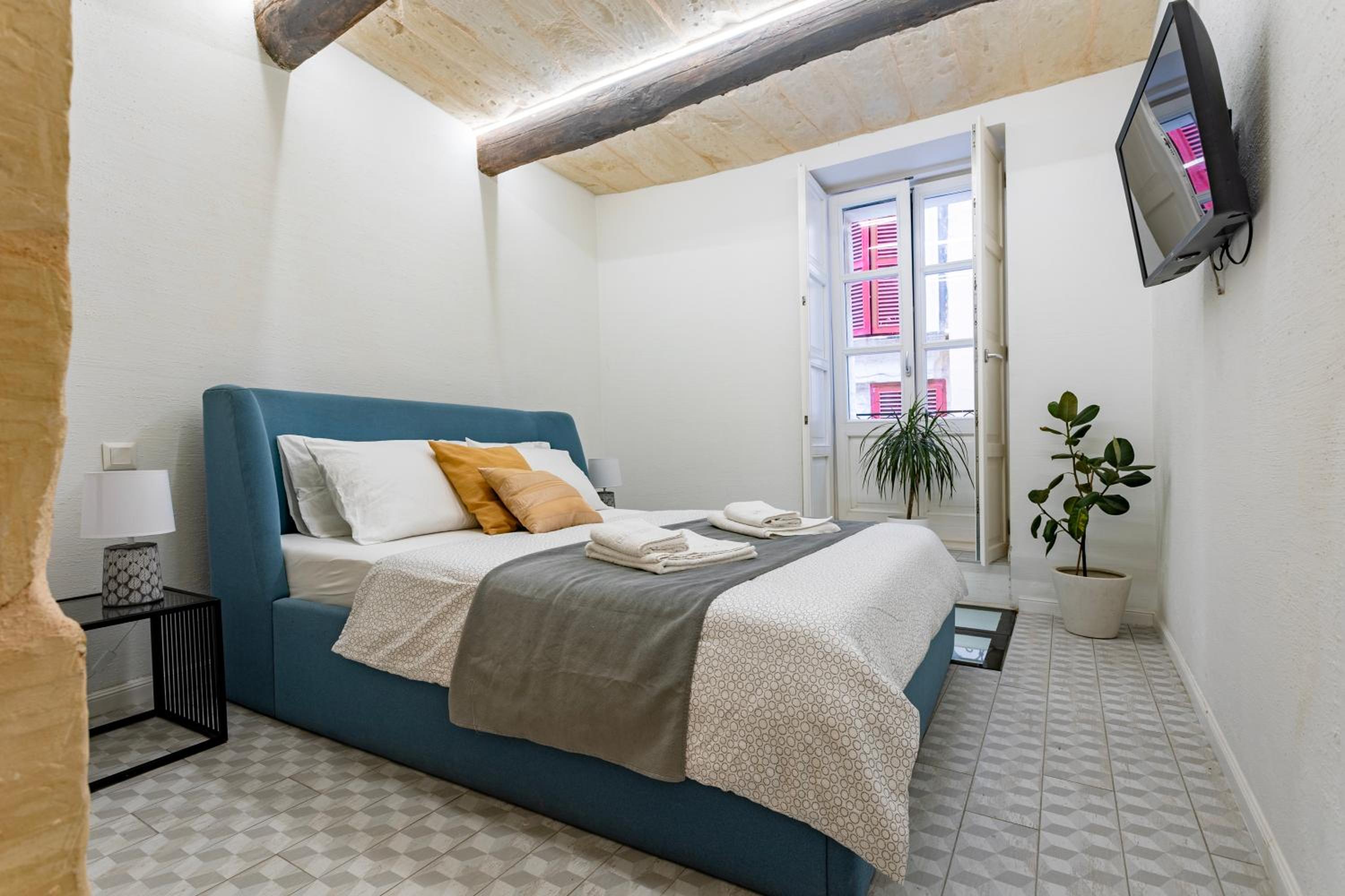One-Bedroom Apartment with Balcony and City View photo 2