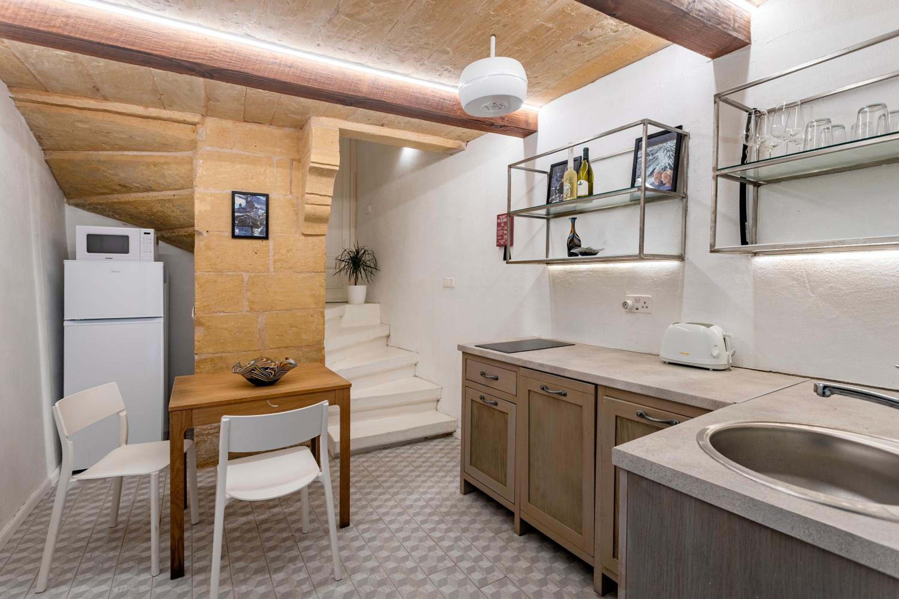 One-Bedroom Apartment with Balcony and City View photo 3