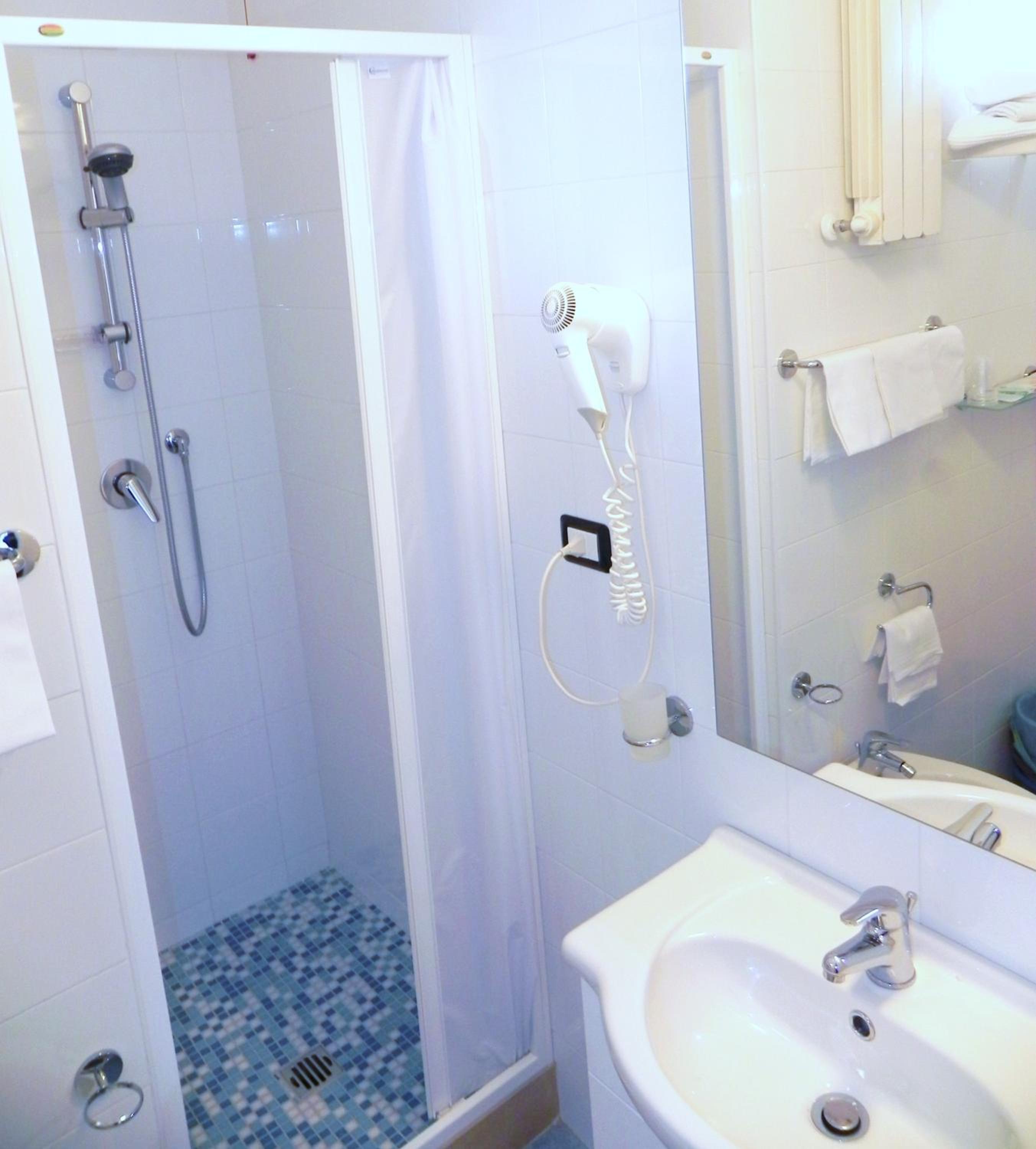 Double Room with Balcony - Photo 6