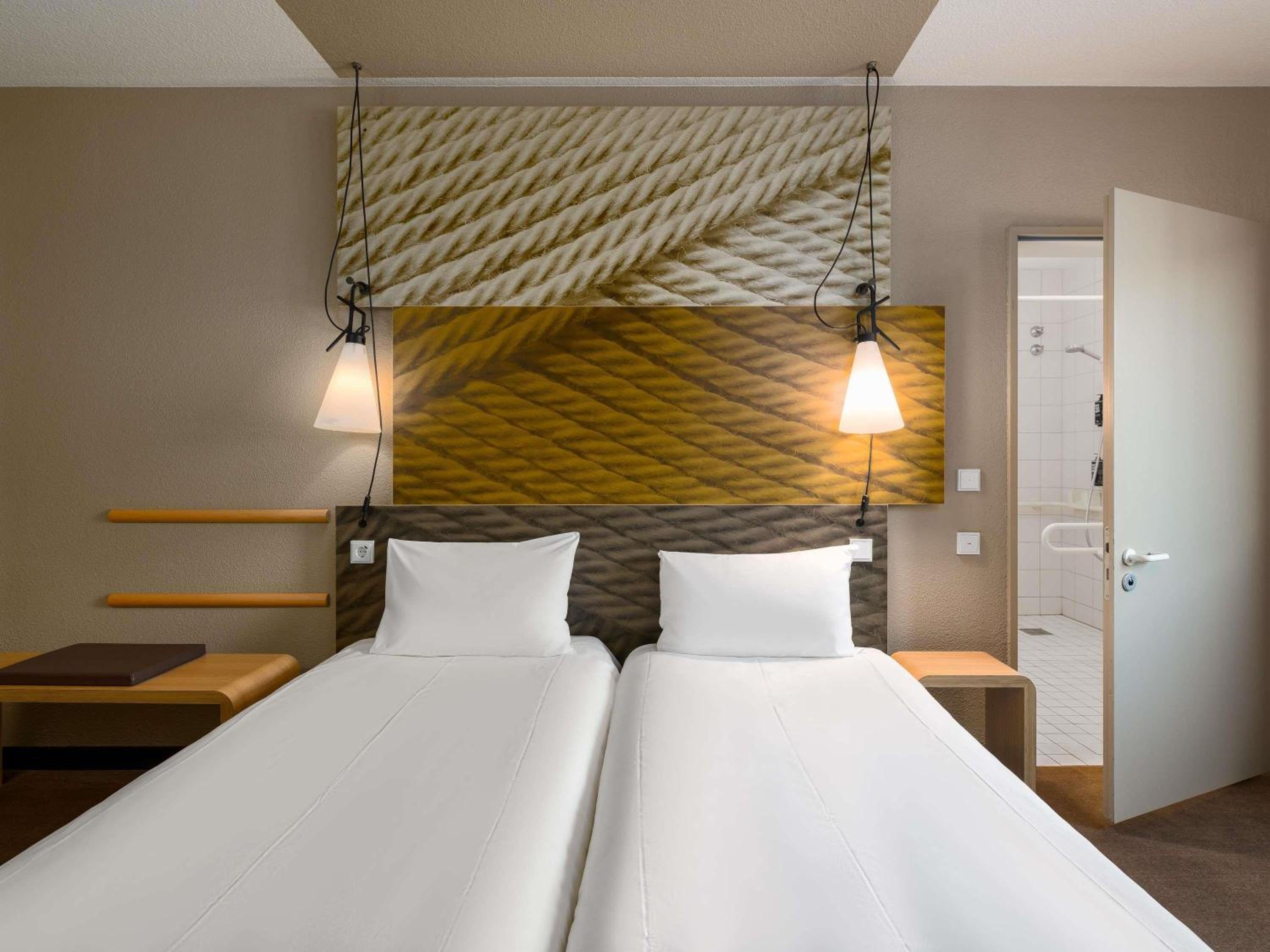 Accessible Twin Room - Photo 3