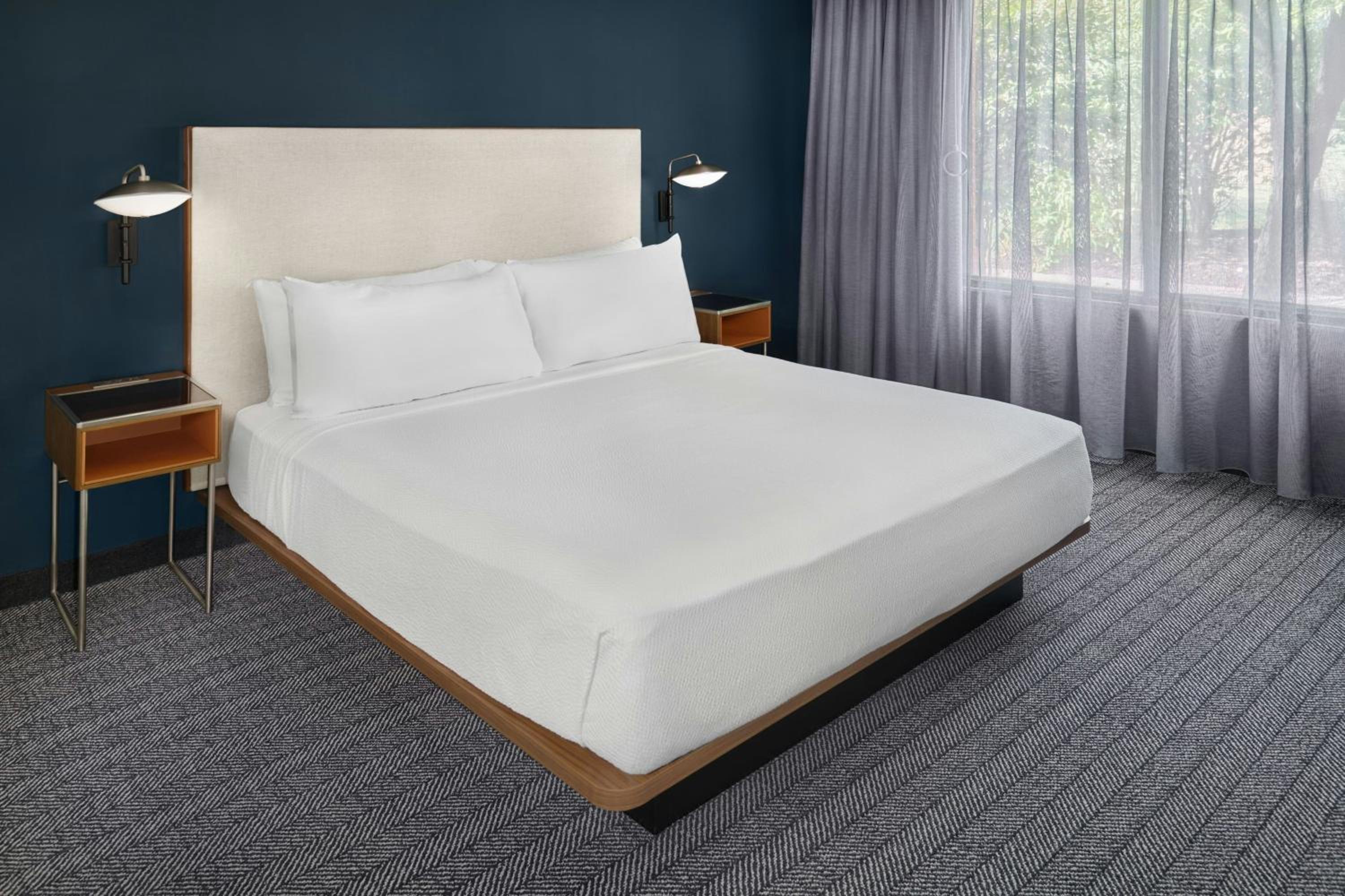 One-Bedroom Corner King Suite with Sofa Bed and Bathtub - Mobility Accessible - Photo 1