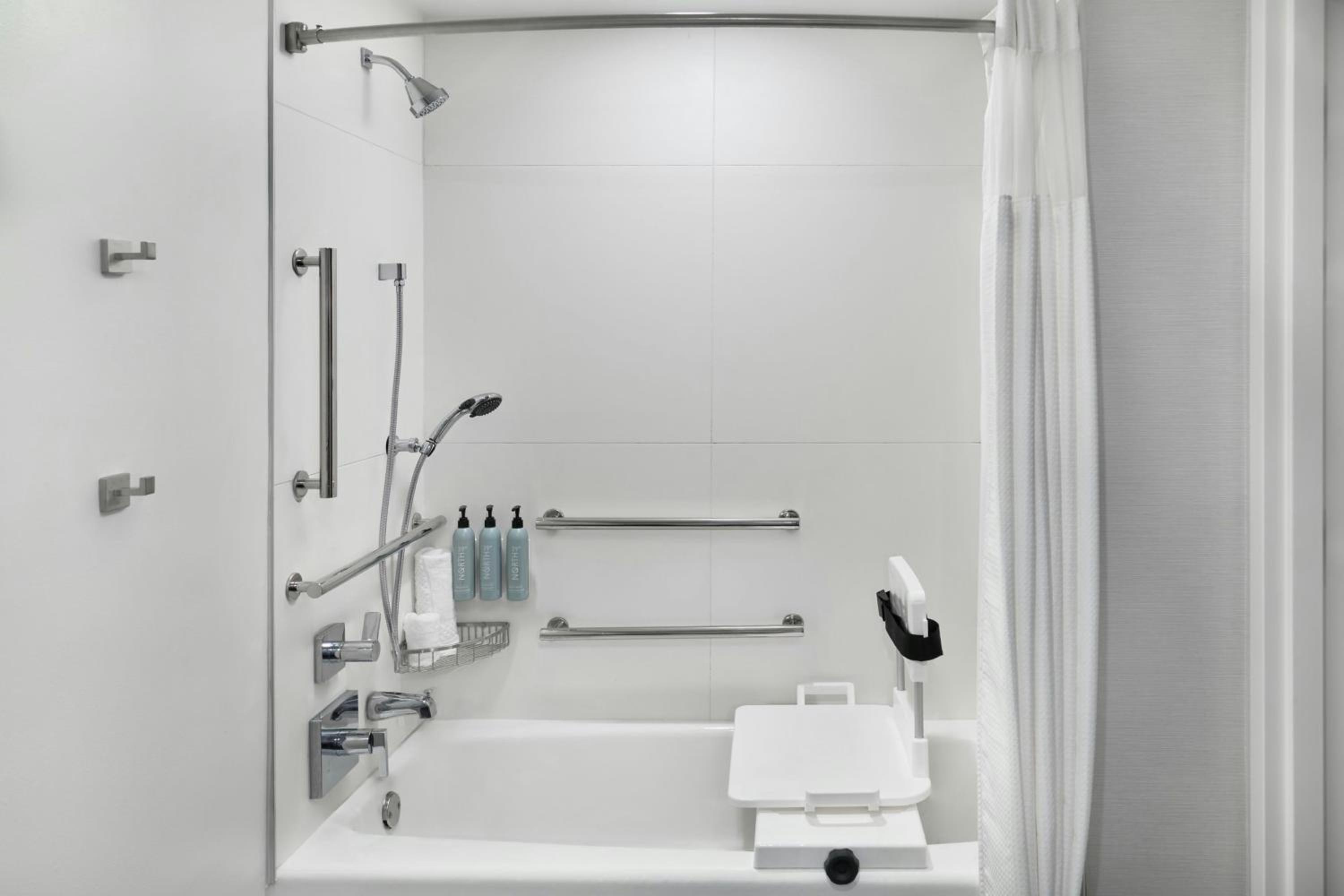 One-Bedroom Corner King Suite with Sofa Bed and Bathtub - Mobility Accessible - Photo 2