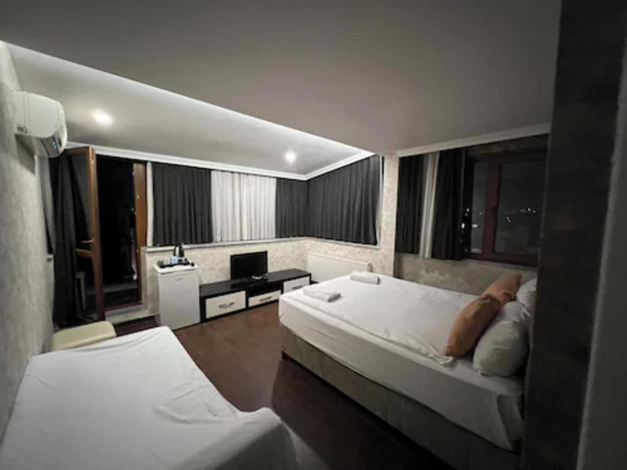 Deluxe Double Room with Balcony photo 2