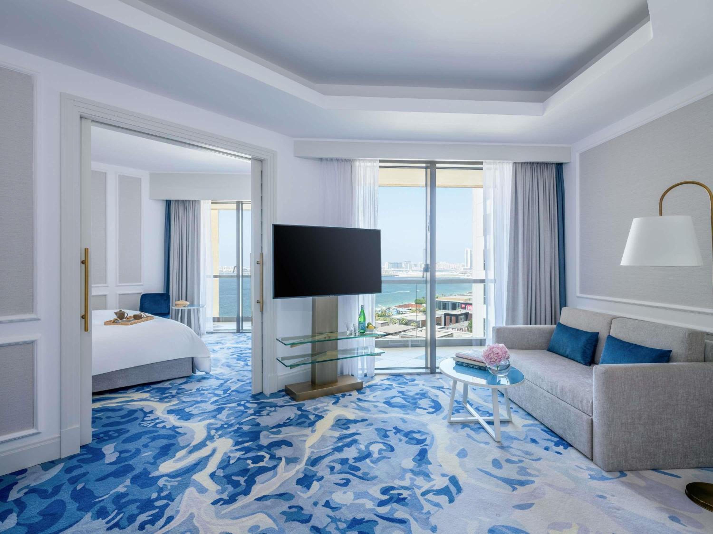 Junior King Suite with Partial Sea View – Club Access photo