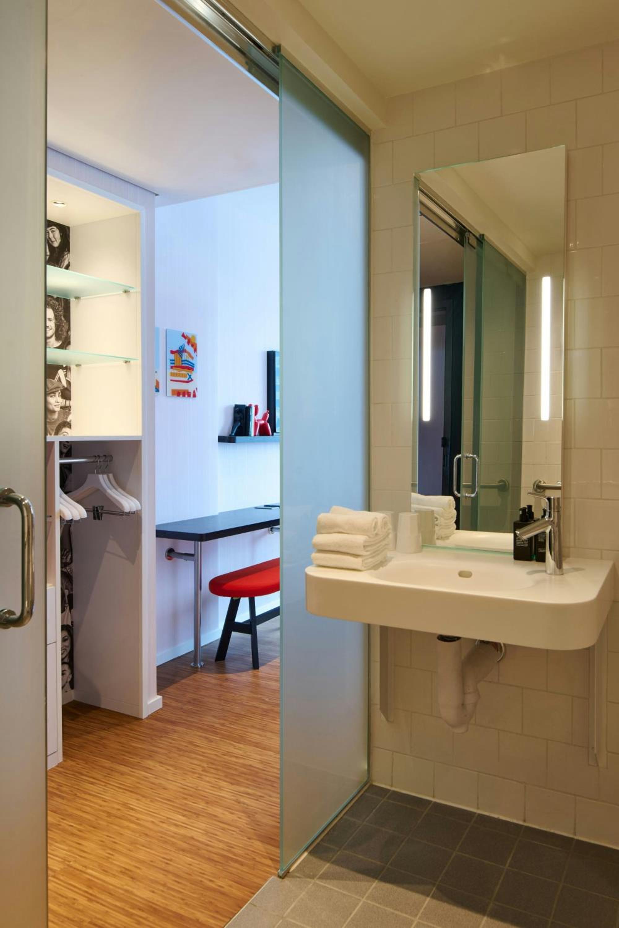 King Room - Accessible - Photo 5