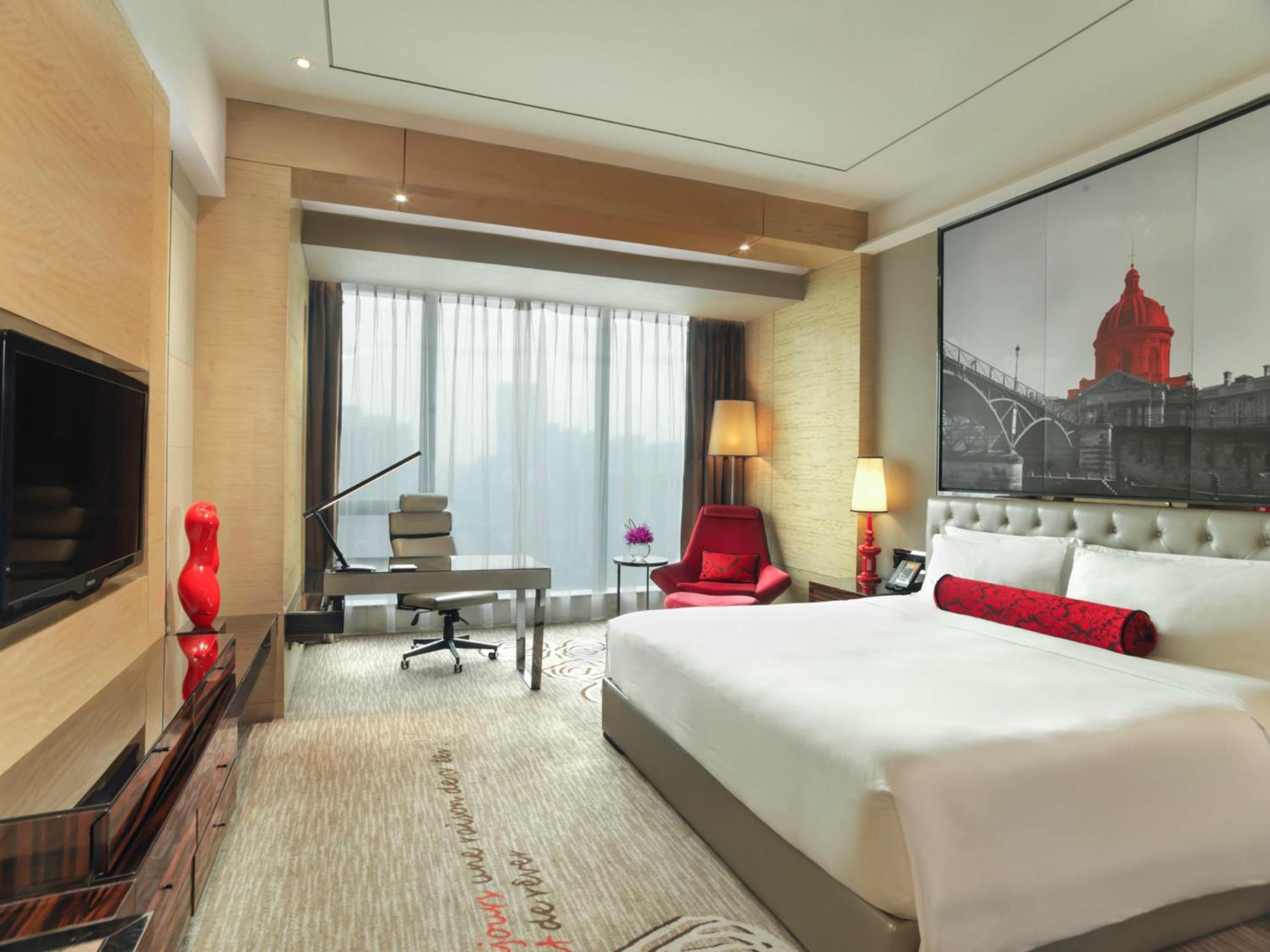 Family Room with One King Bed and Two Single Beds - Photo 1