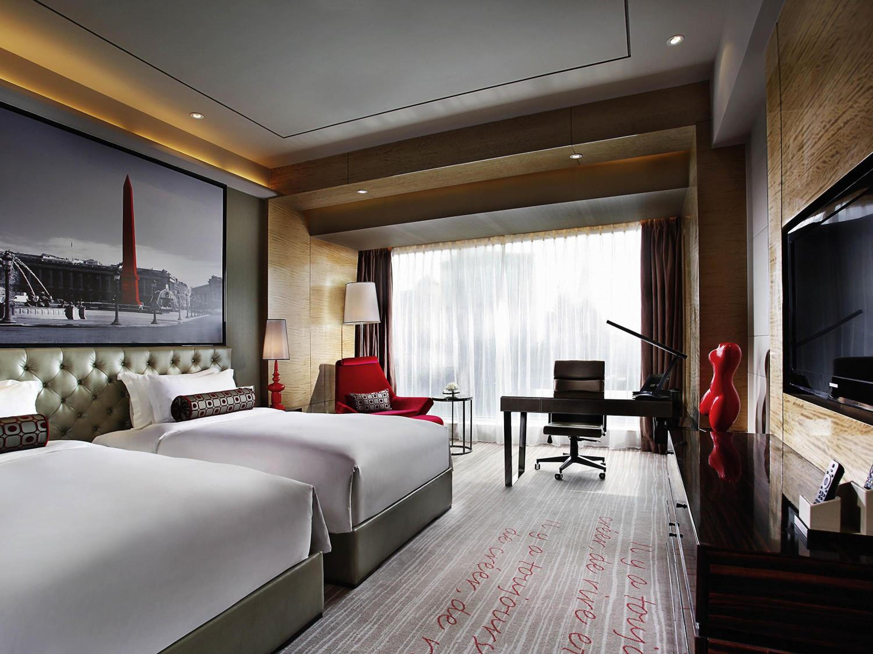 Family Room with One King Bed and Two Single Beds - Photo 2