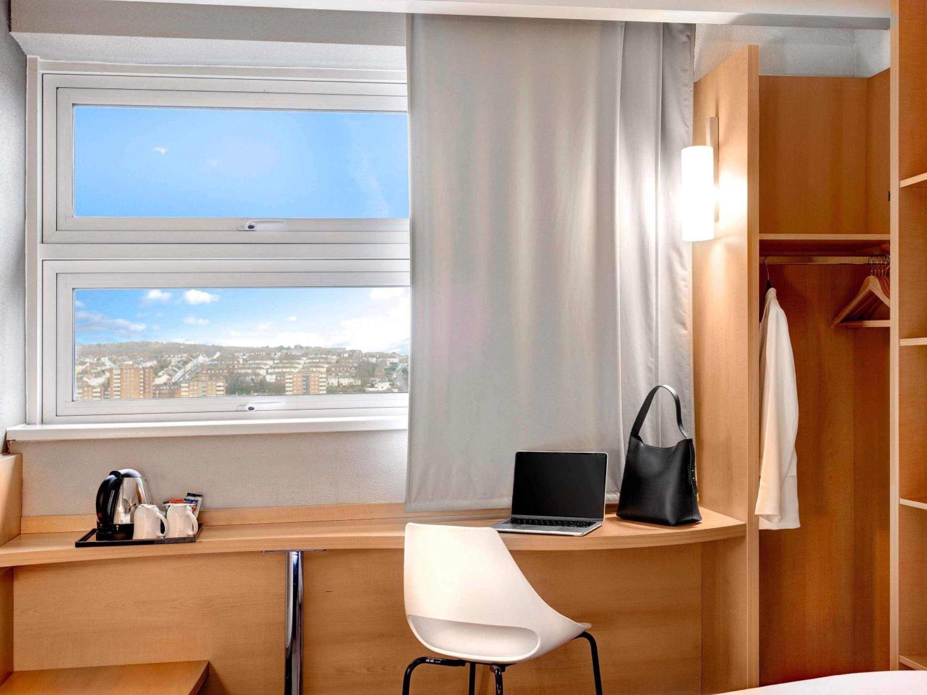 Standard Room With Three Single Beds photo 3