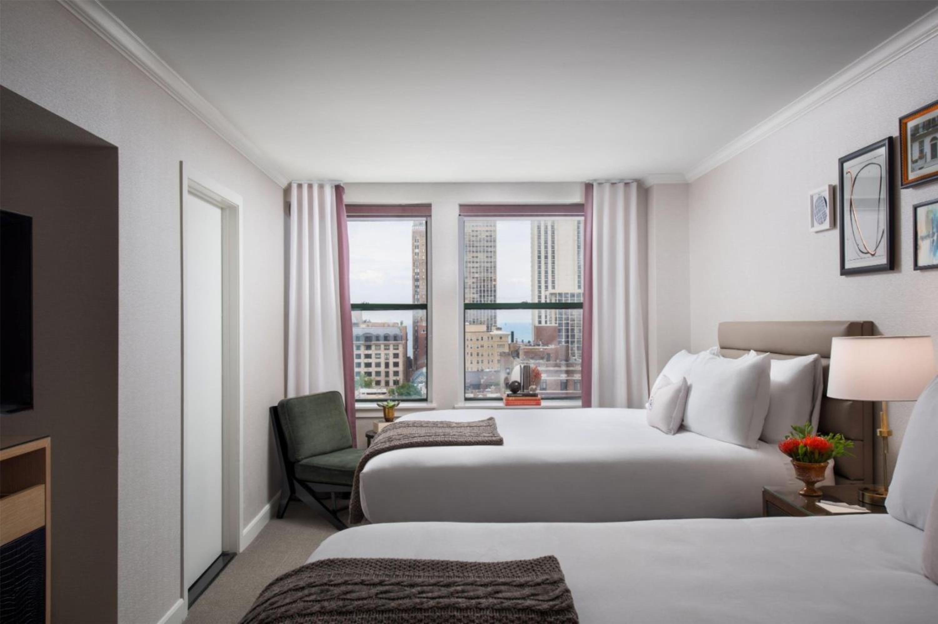 Queen Room with Two Queen Beds and Gold Coast View thumbnail 5