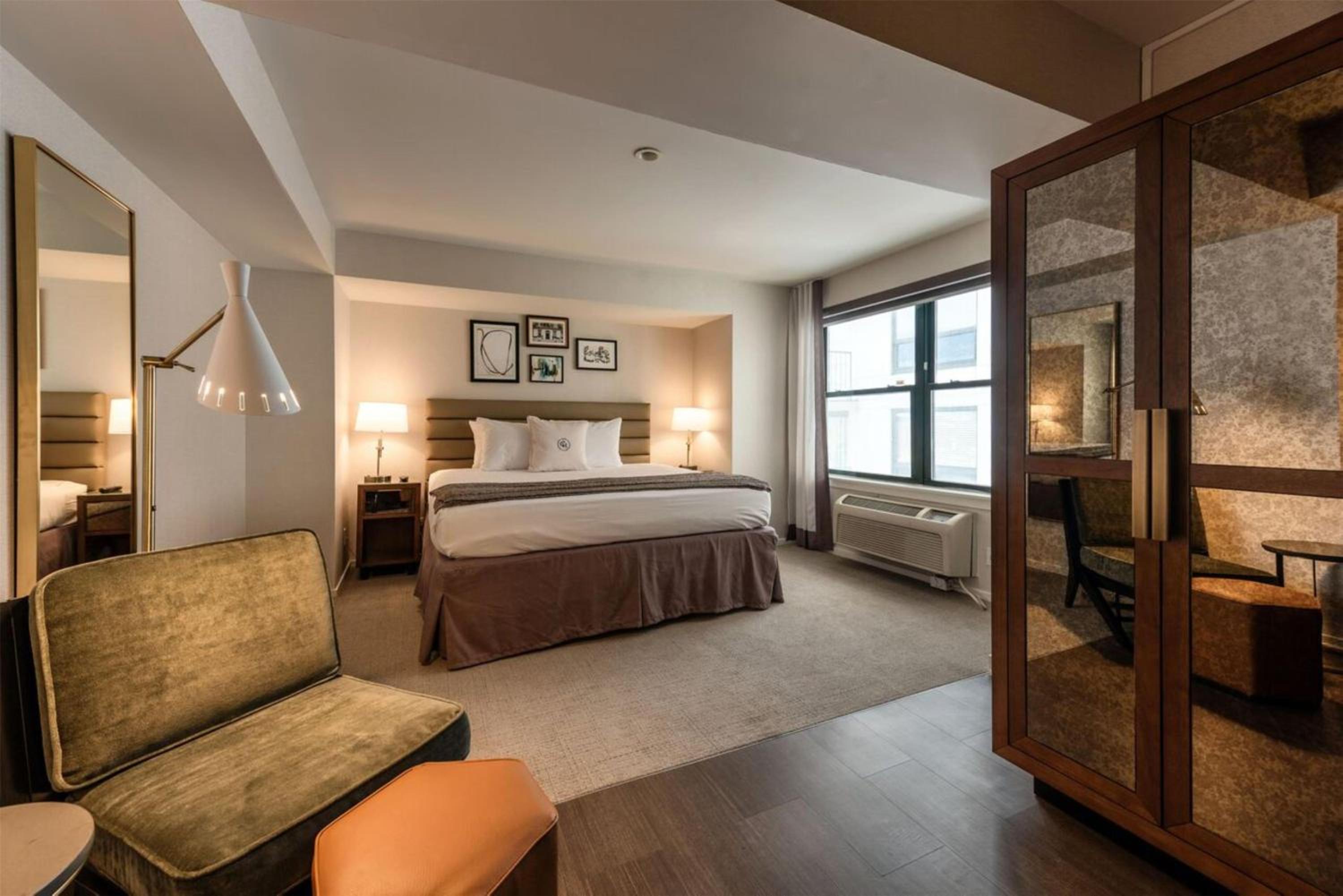 King Room with Roll-In Shower - Mobility Access