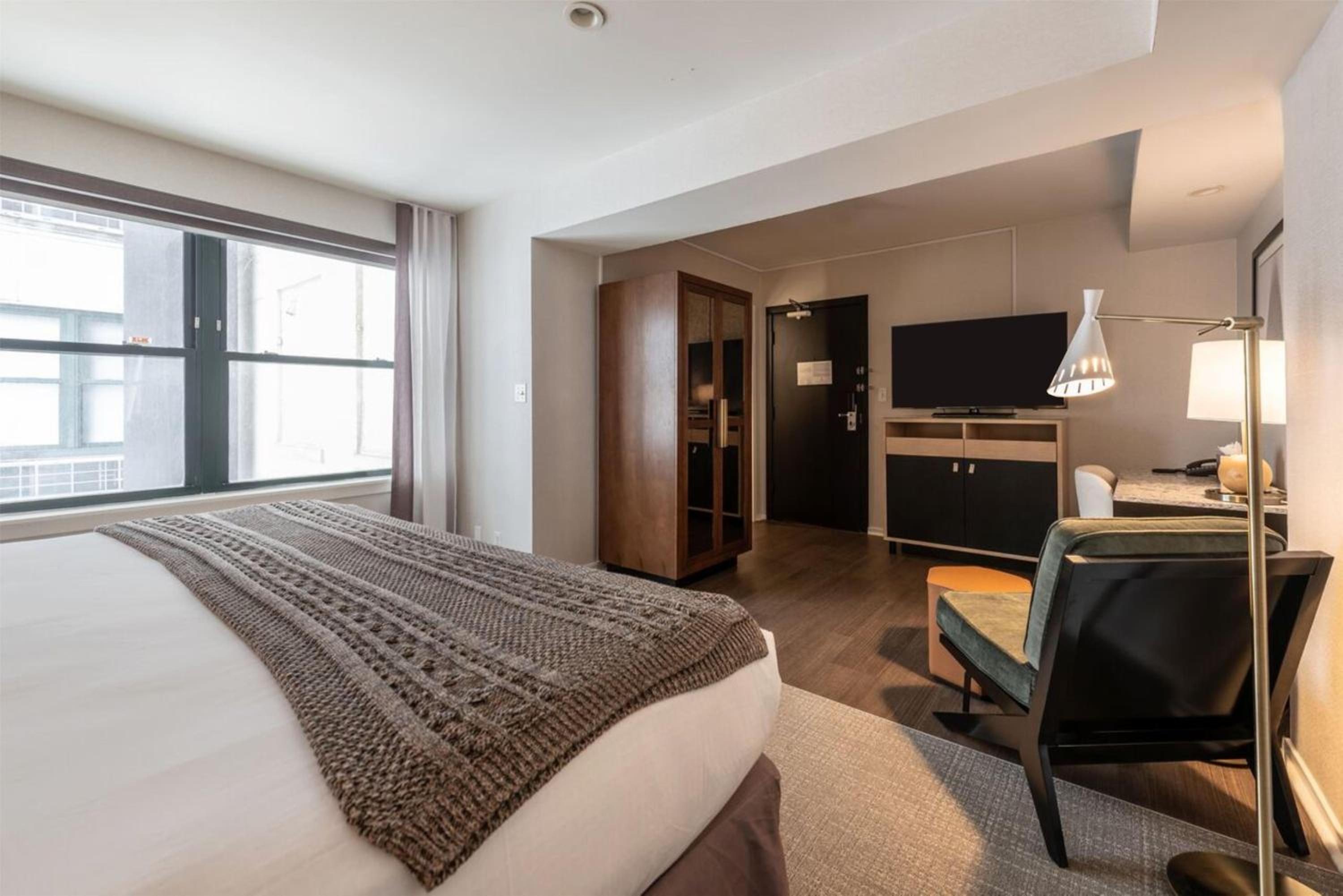 King Room with Roll-In Shower - Mobility Access