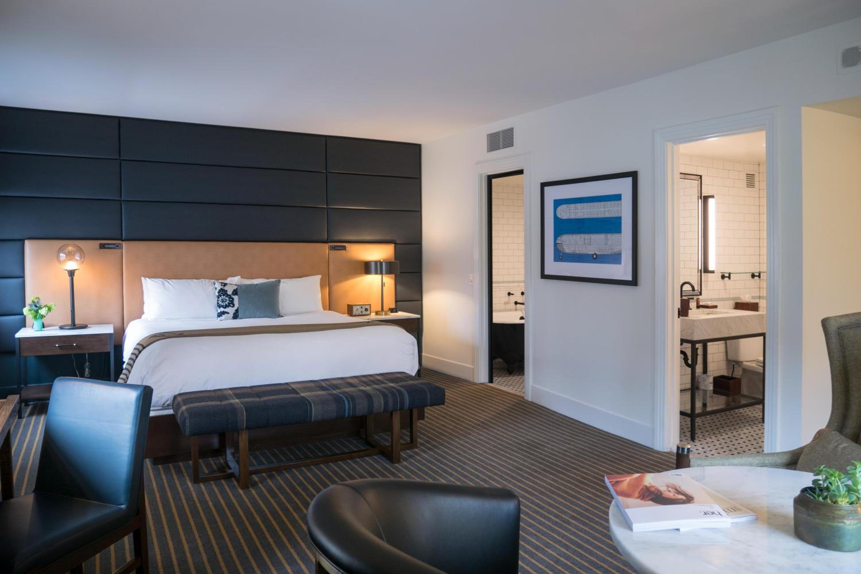 Junior King Suite with City View - Photo 3