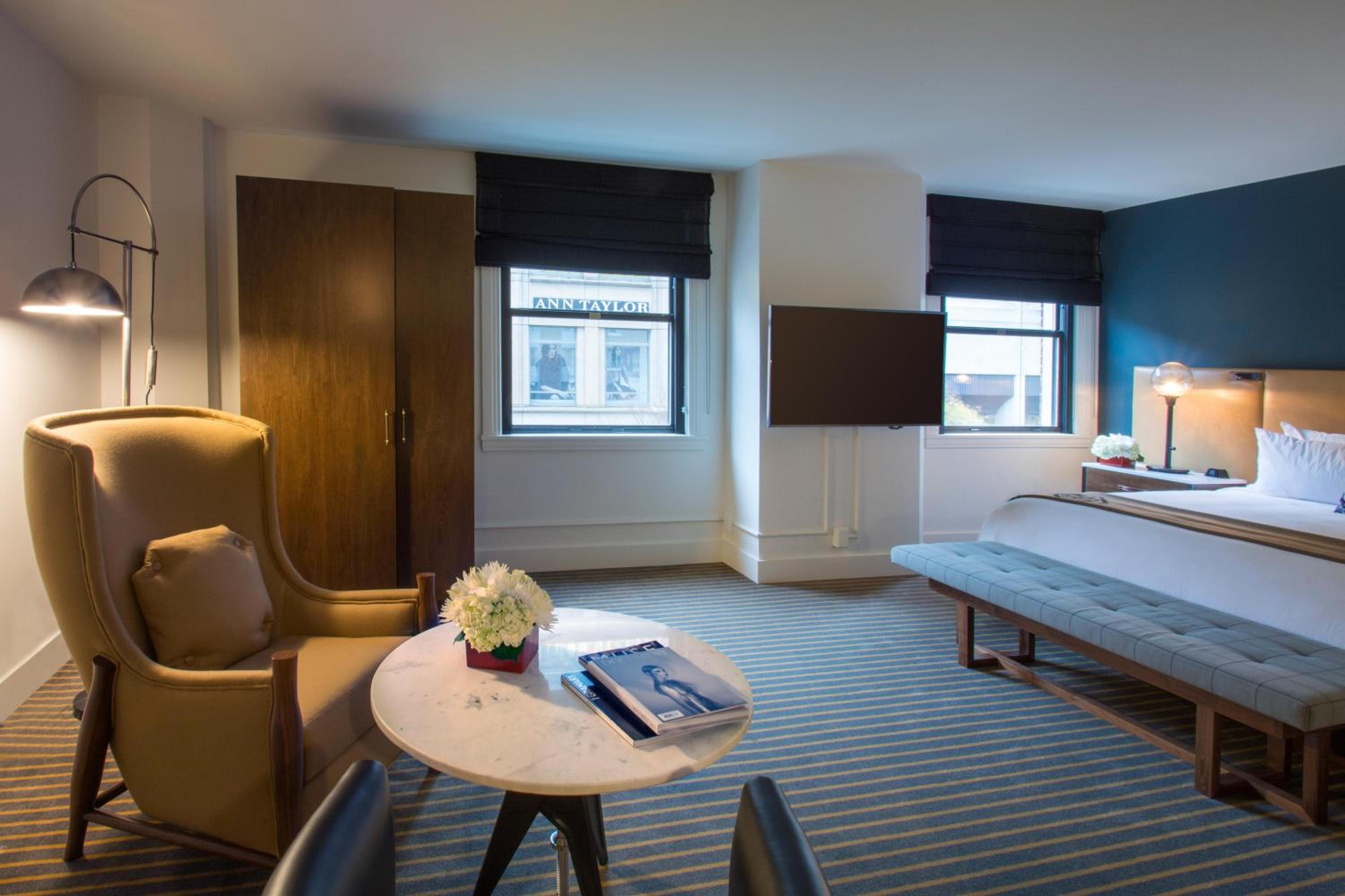 Junior King Suite with City View - Photo 2