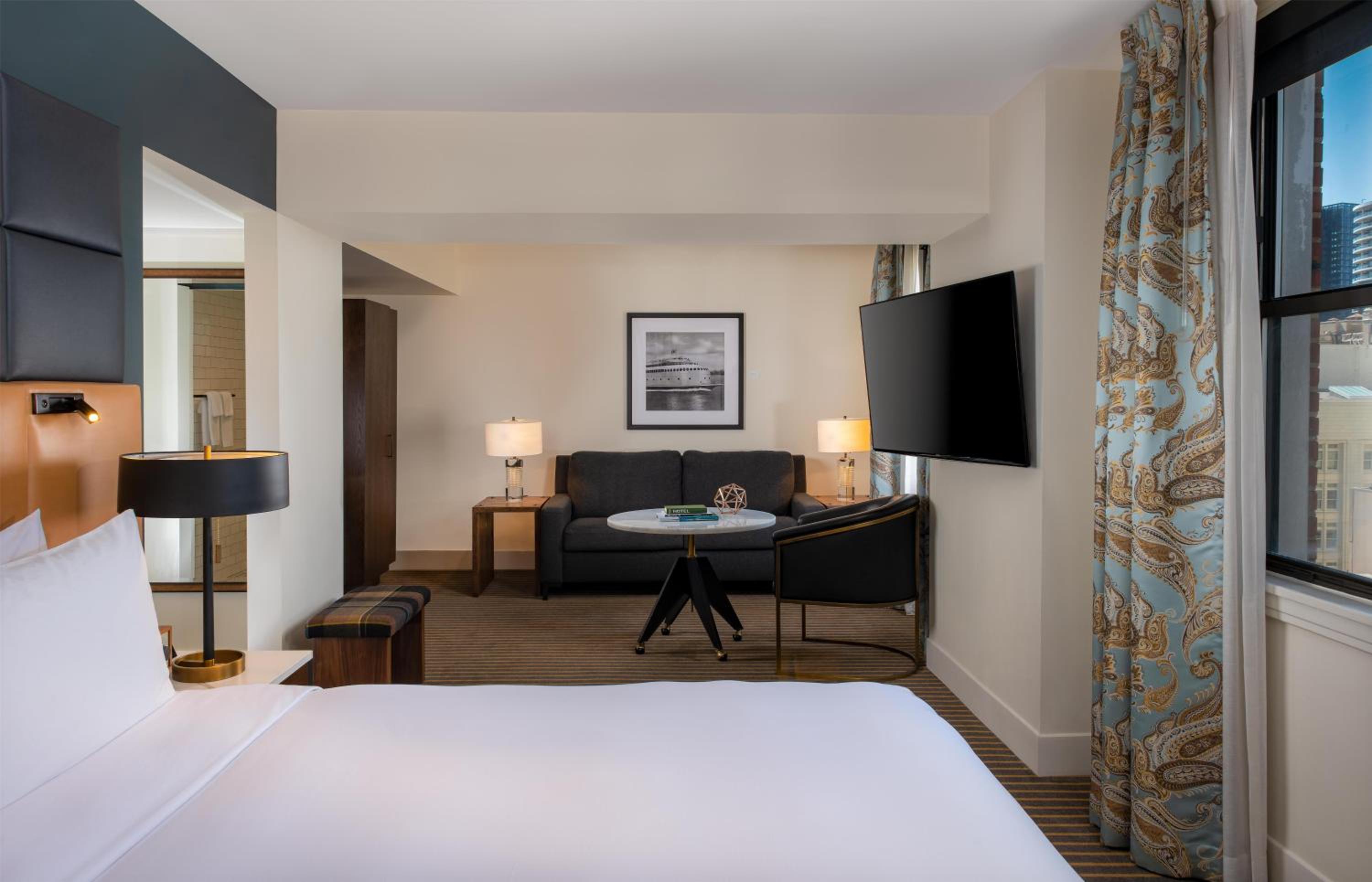 Junior King Suite with City View - Photo 5