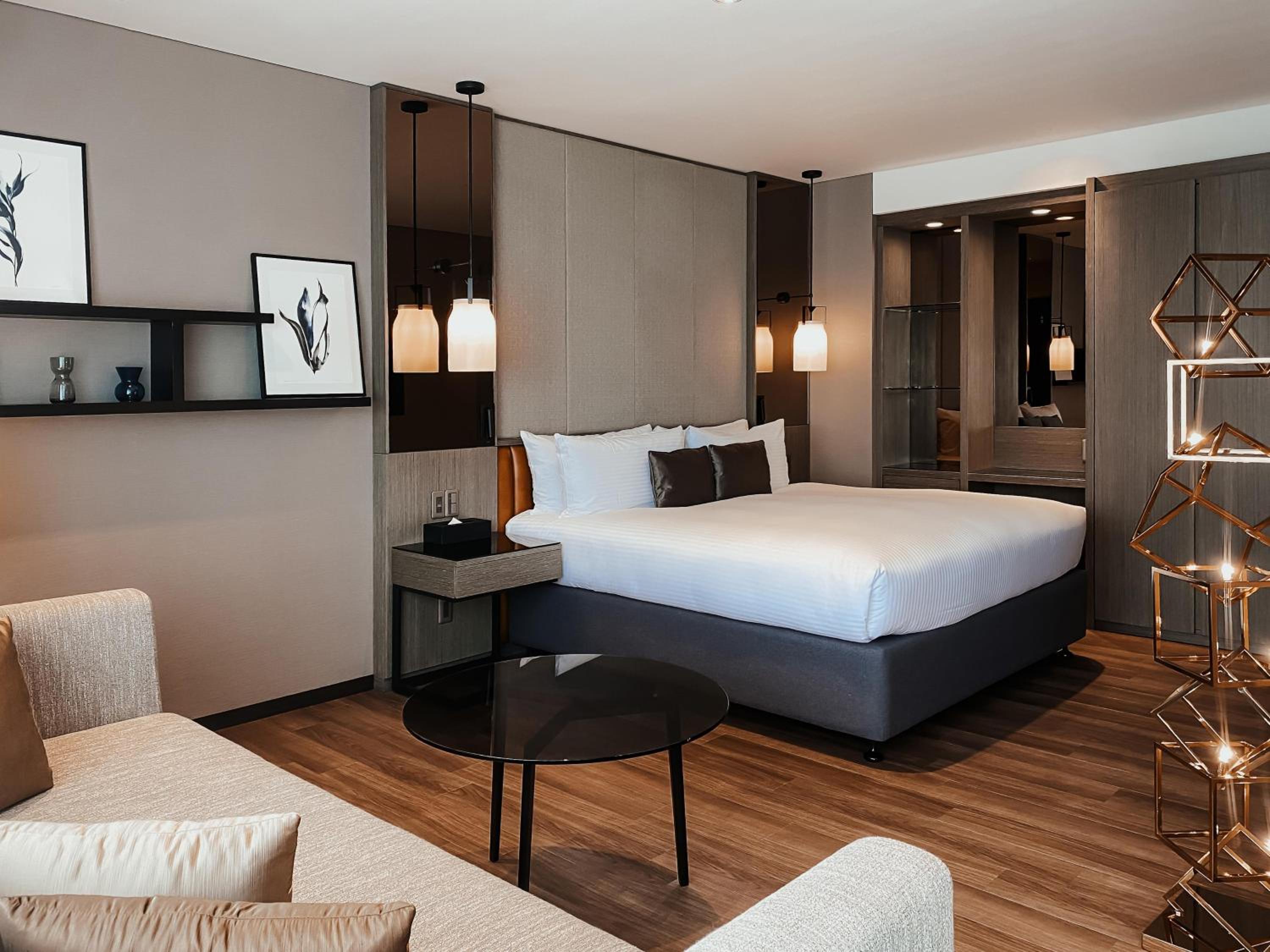 Premium King Room - Photo 4