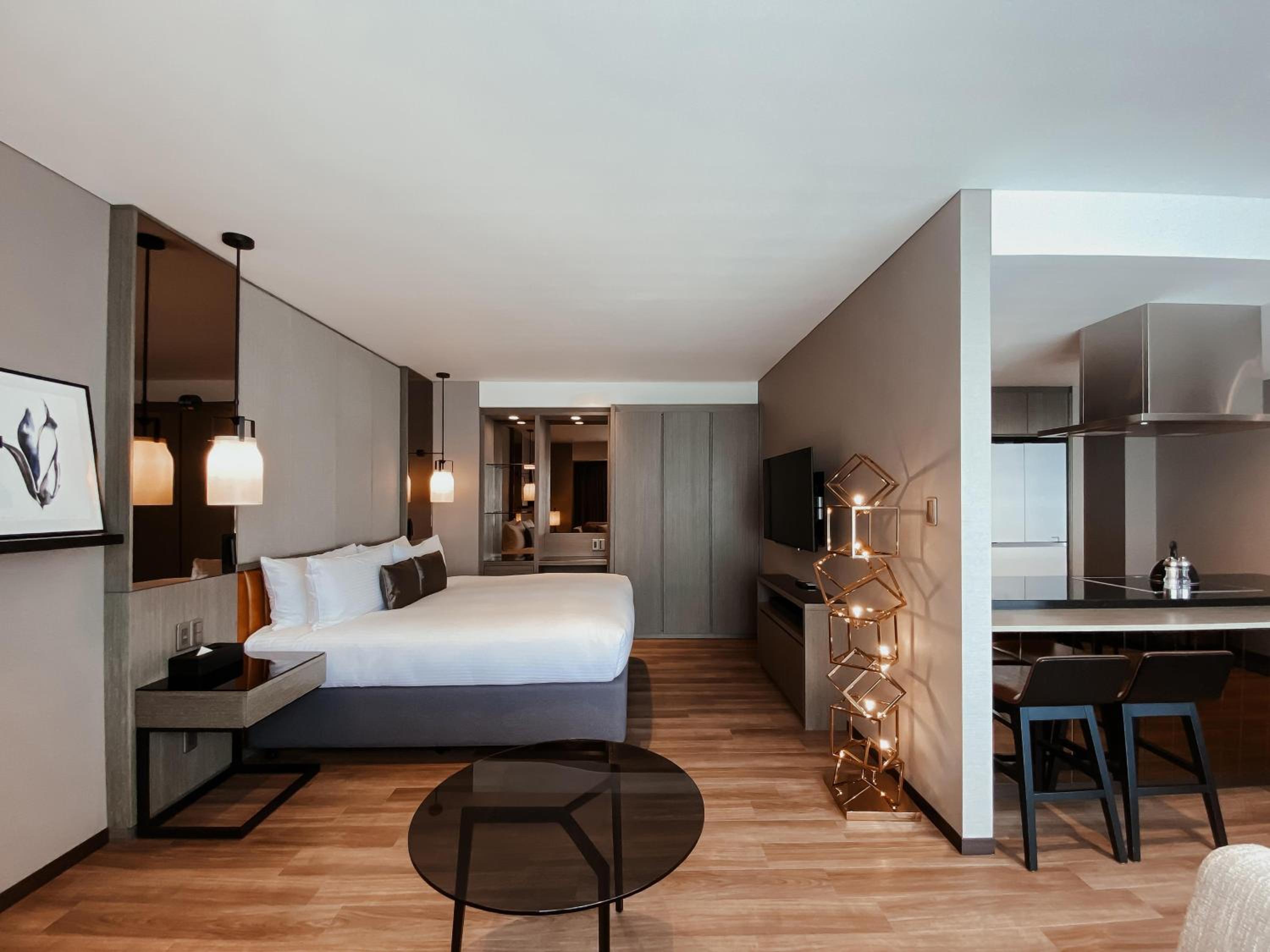 Premium King Room - Photo 6