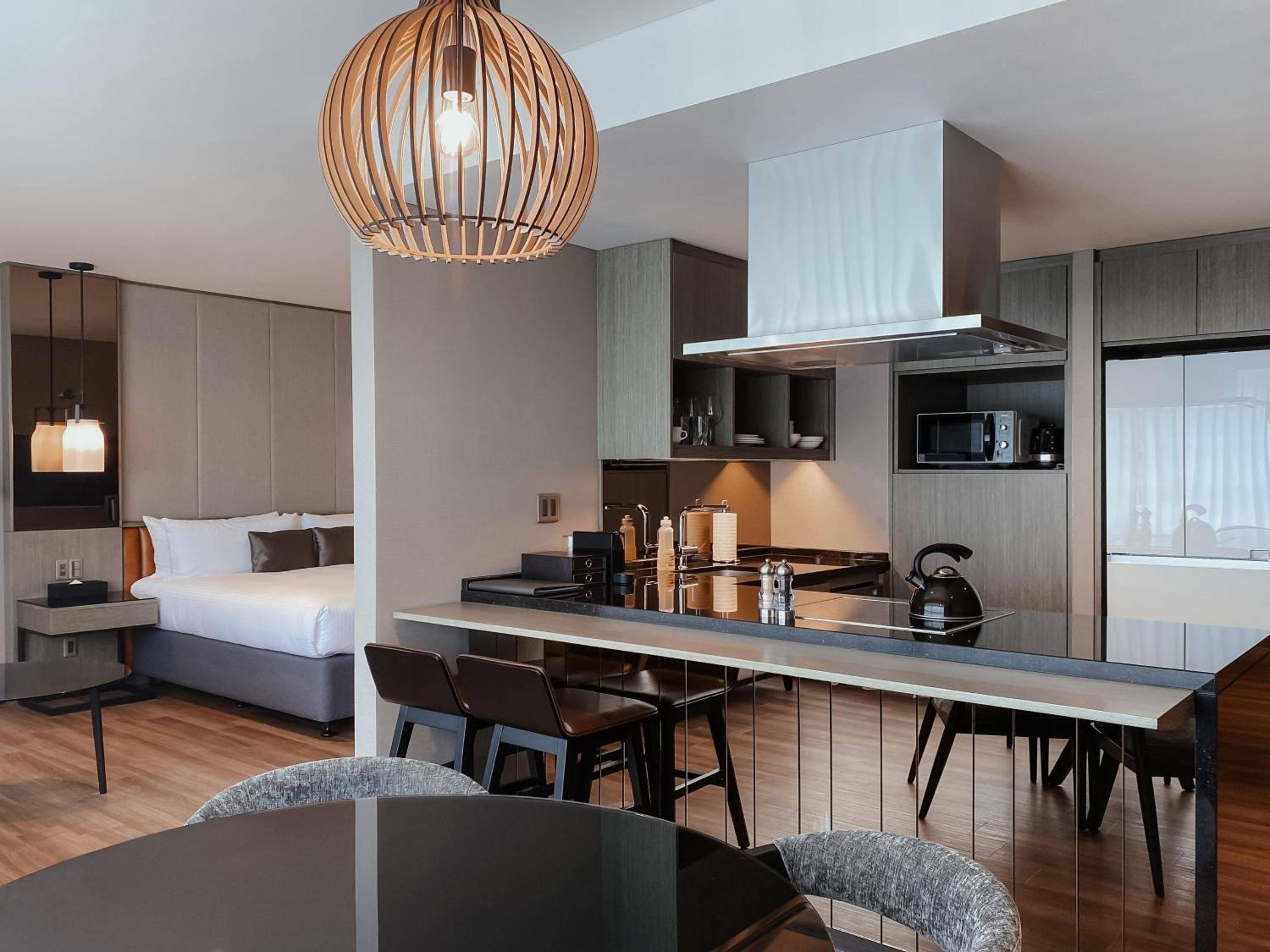Premium King Room - Photo 7