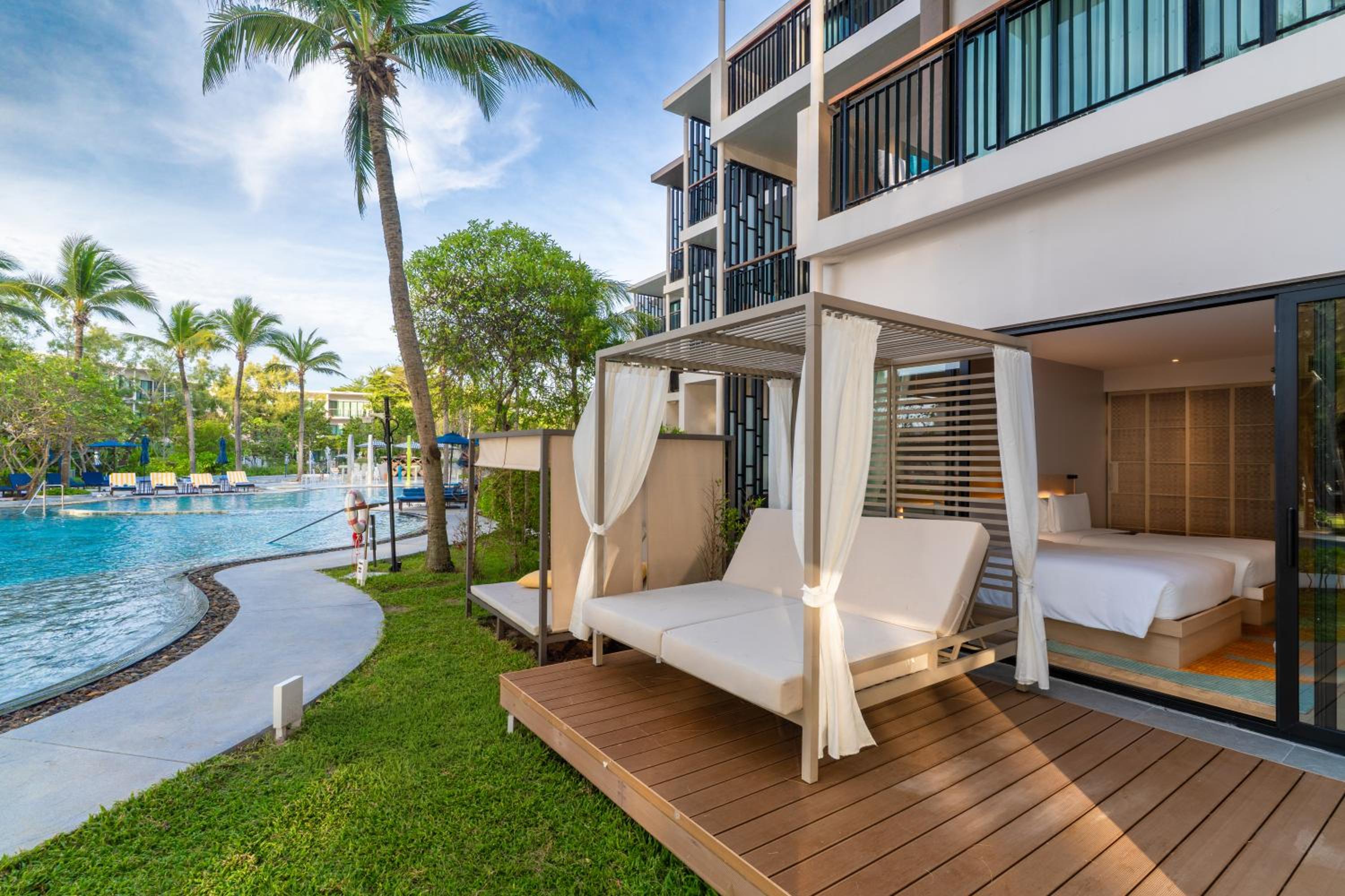 Two-Bedroom Residential Suite with Oceanfront and Private Pool photo 3