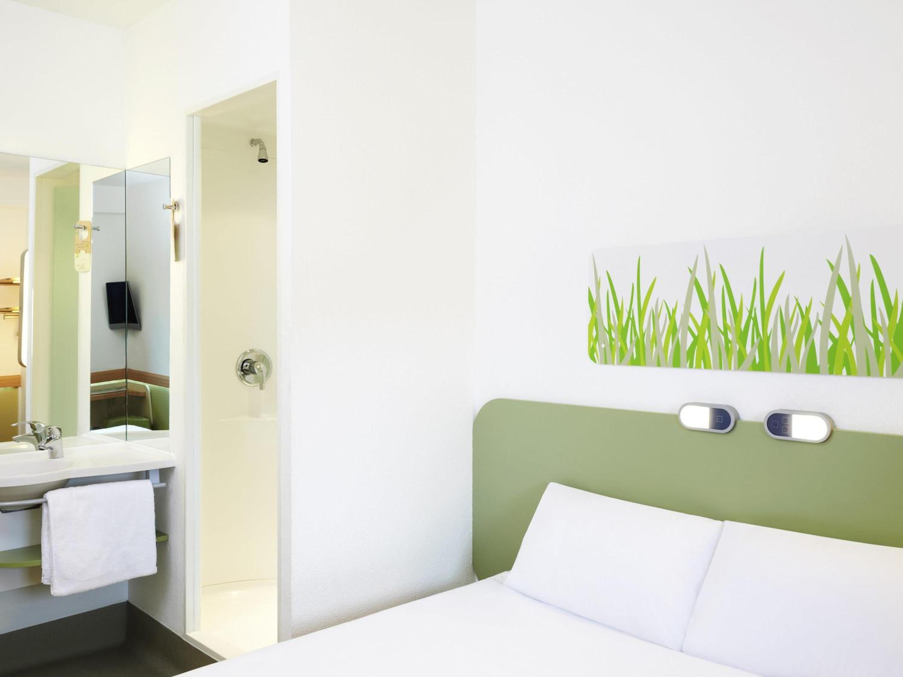 Accessible Room with 1 Queen Bed photo 2