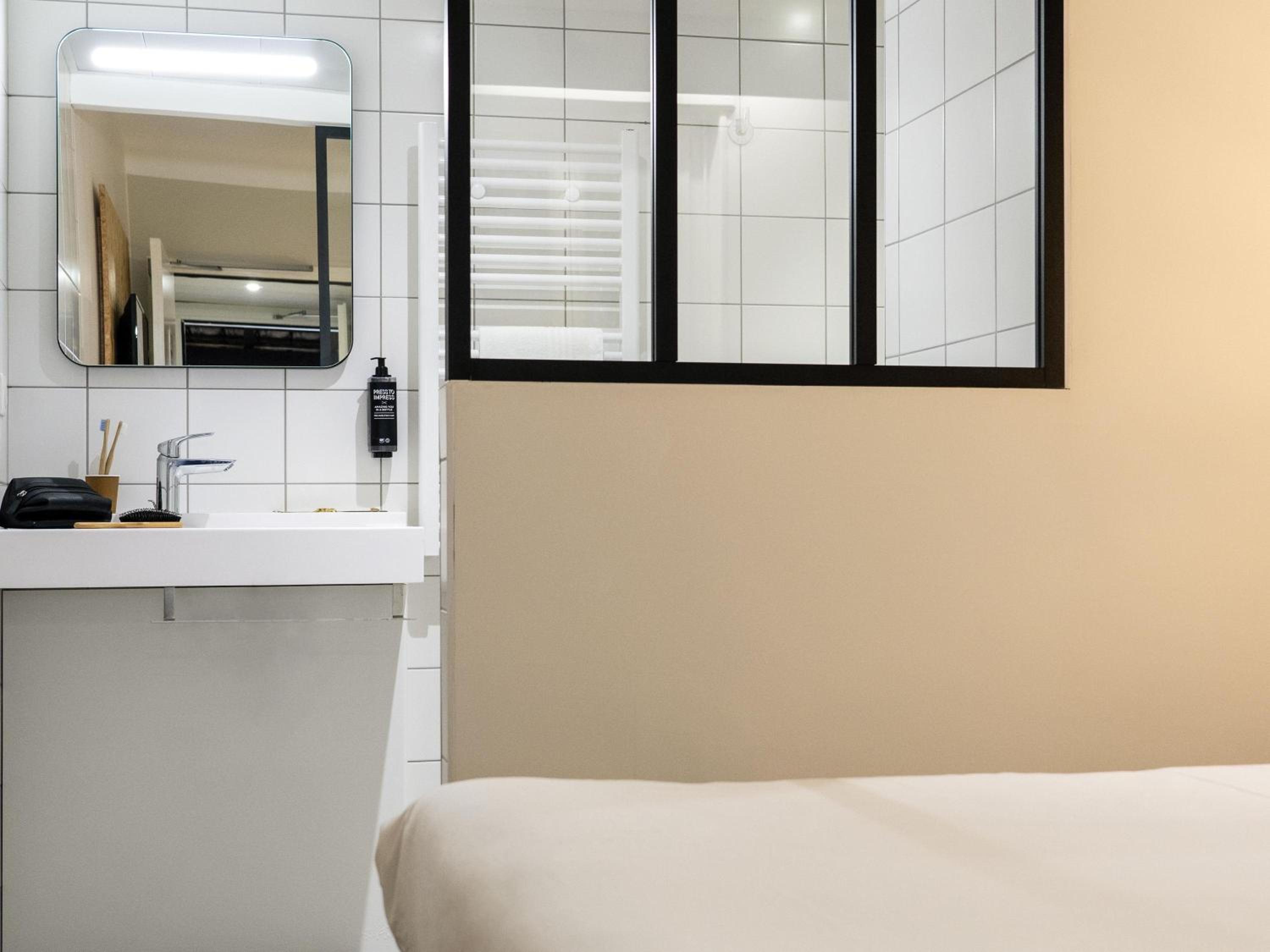 Standard Room with One Double Bed and One Single Bed - Photo 2