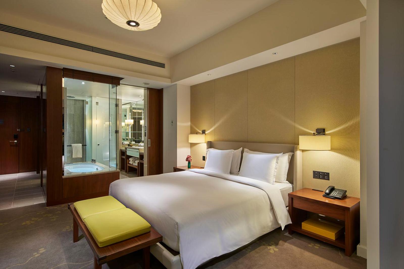 Deluxe King Room - Photo 2