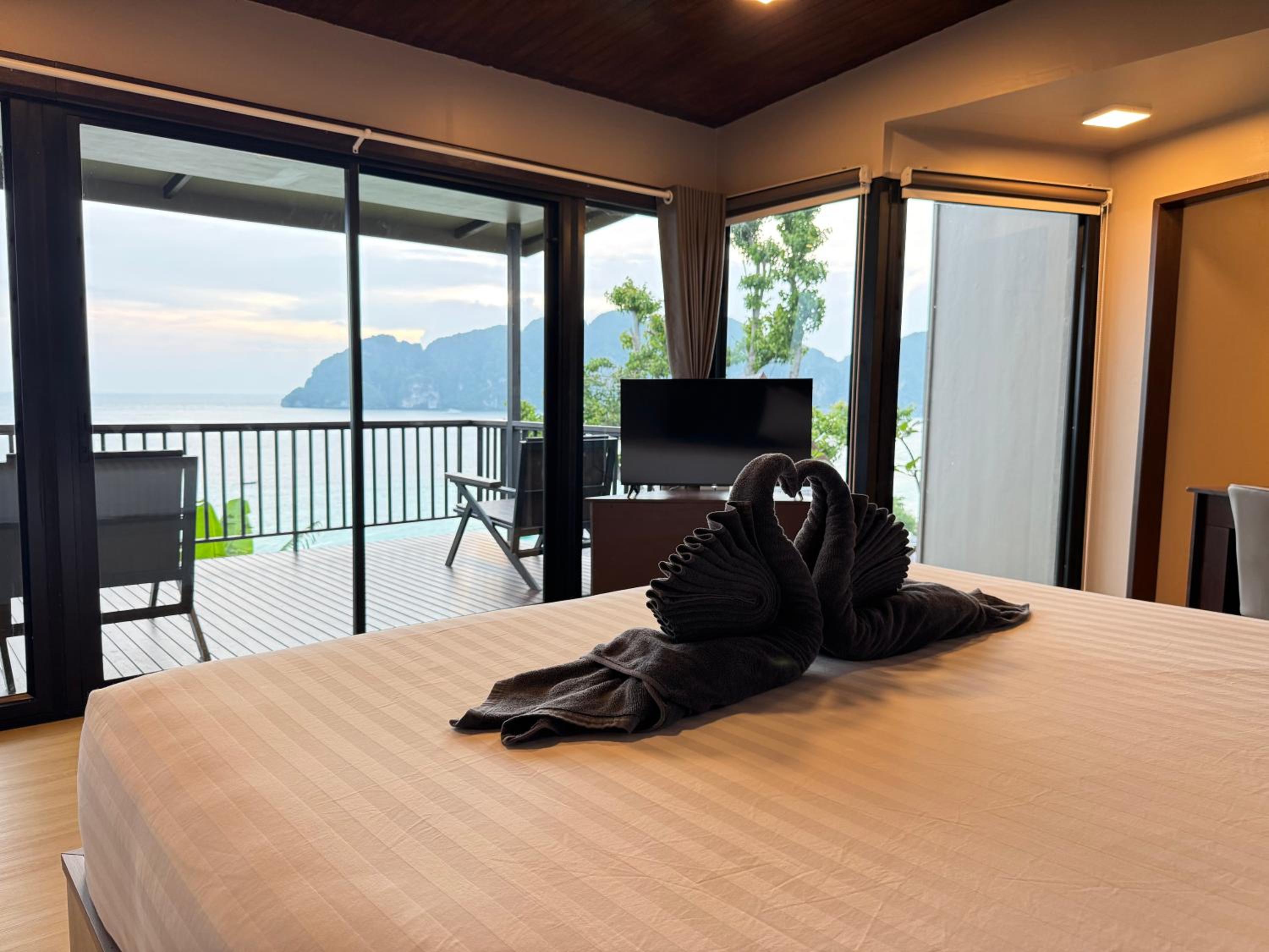 Deluxe Suite with Sea View