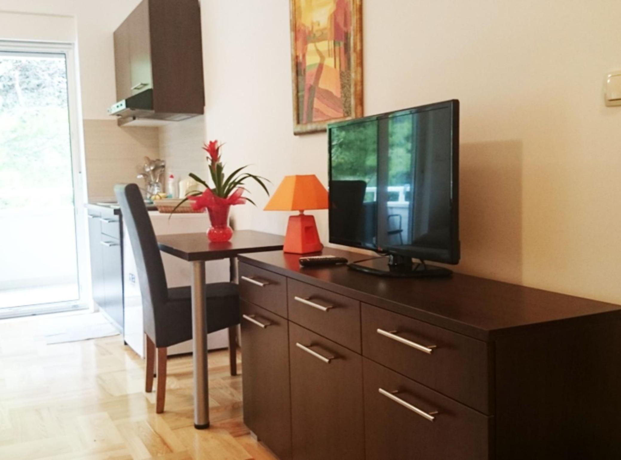 Apartment 4 photo 3