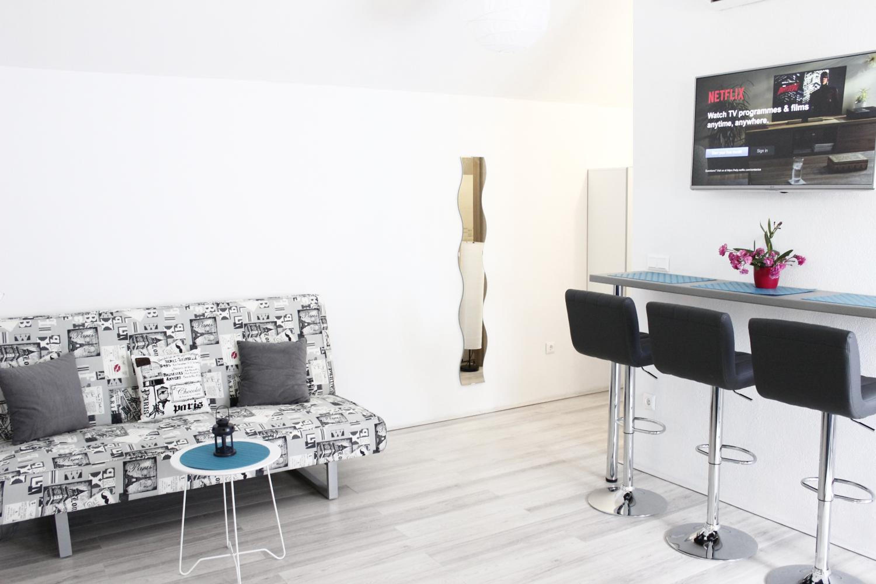 Studio Apartment - Photo 2