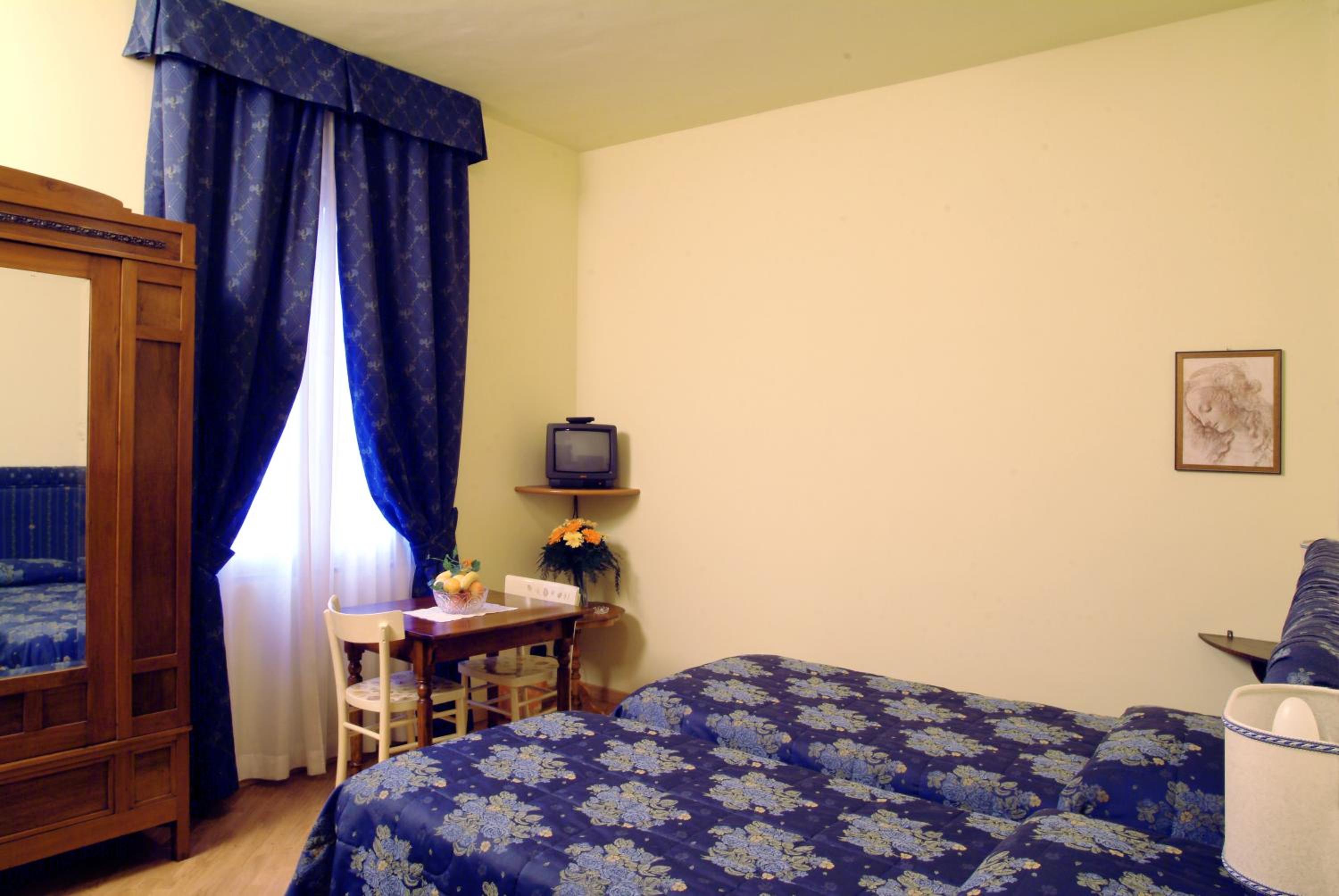 Standard Double or Twin Room with Street View - Photo 5
