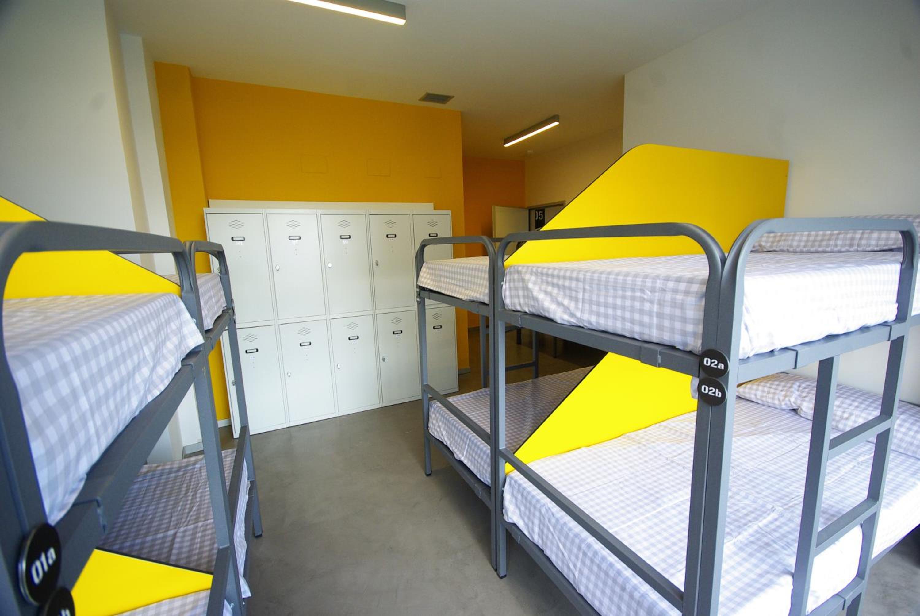 Cama en habitación compartida femenina de 10 camas