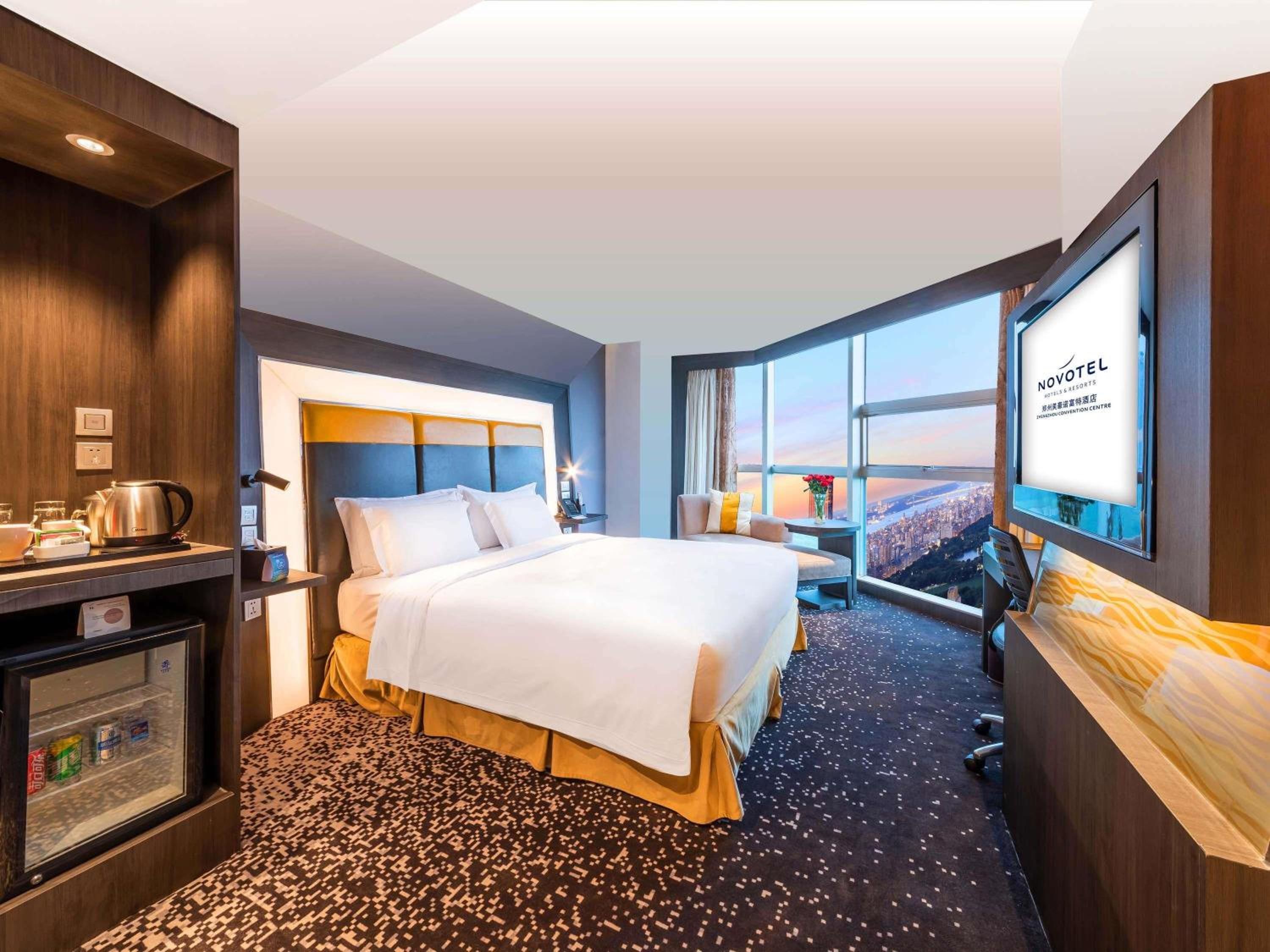 Superior King Room with City View